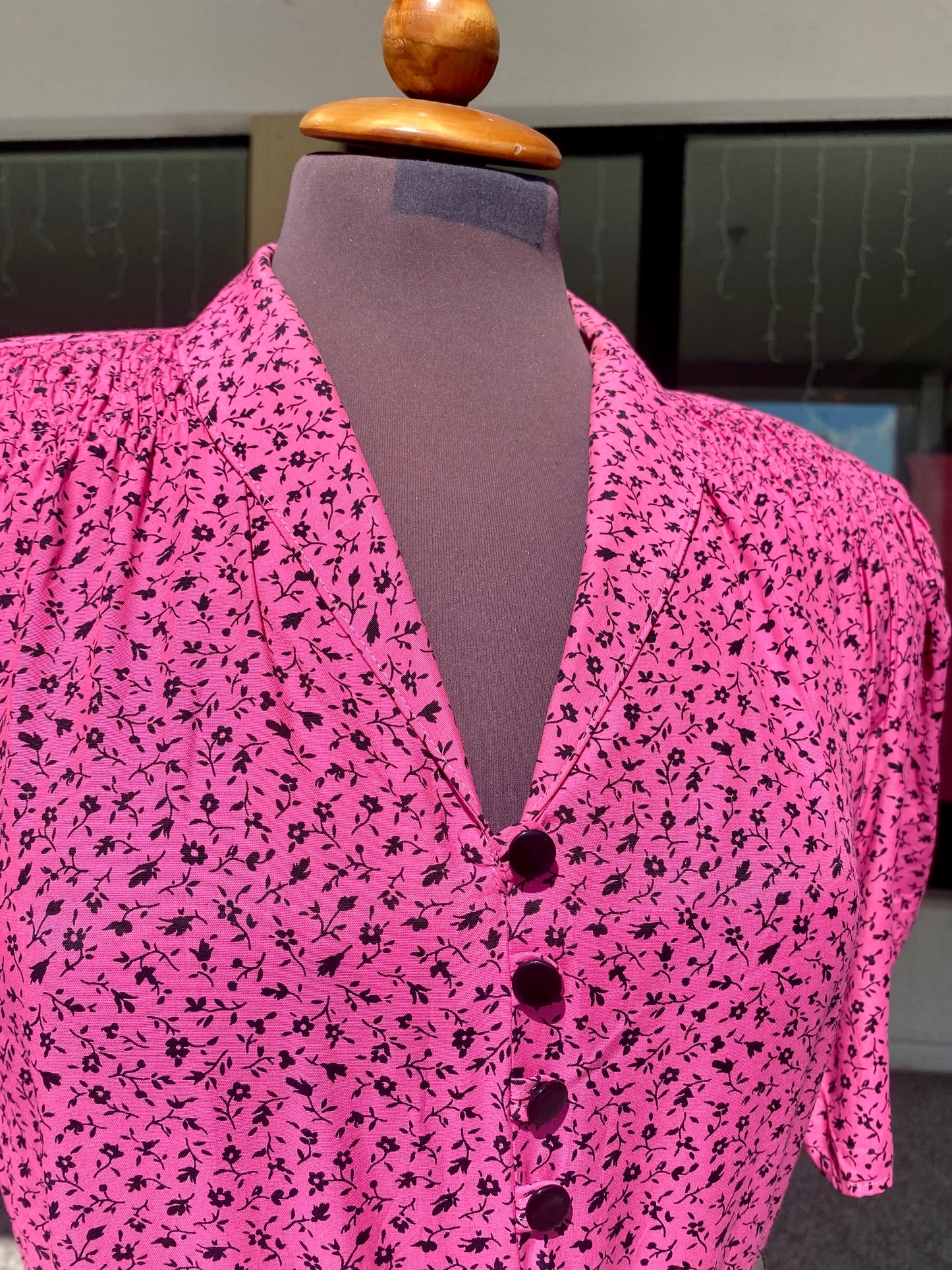 Abito anni ‘80 rosa lampone con microfantasia floreale - TG. 44 circa