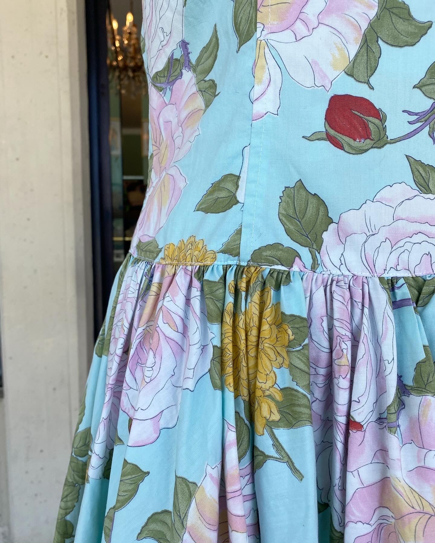 Abito anni ’80 con maxi rose e sottogonna in tulle – stile Dolce & Gabbana - TG. 42 circa