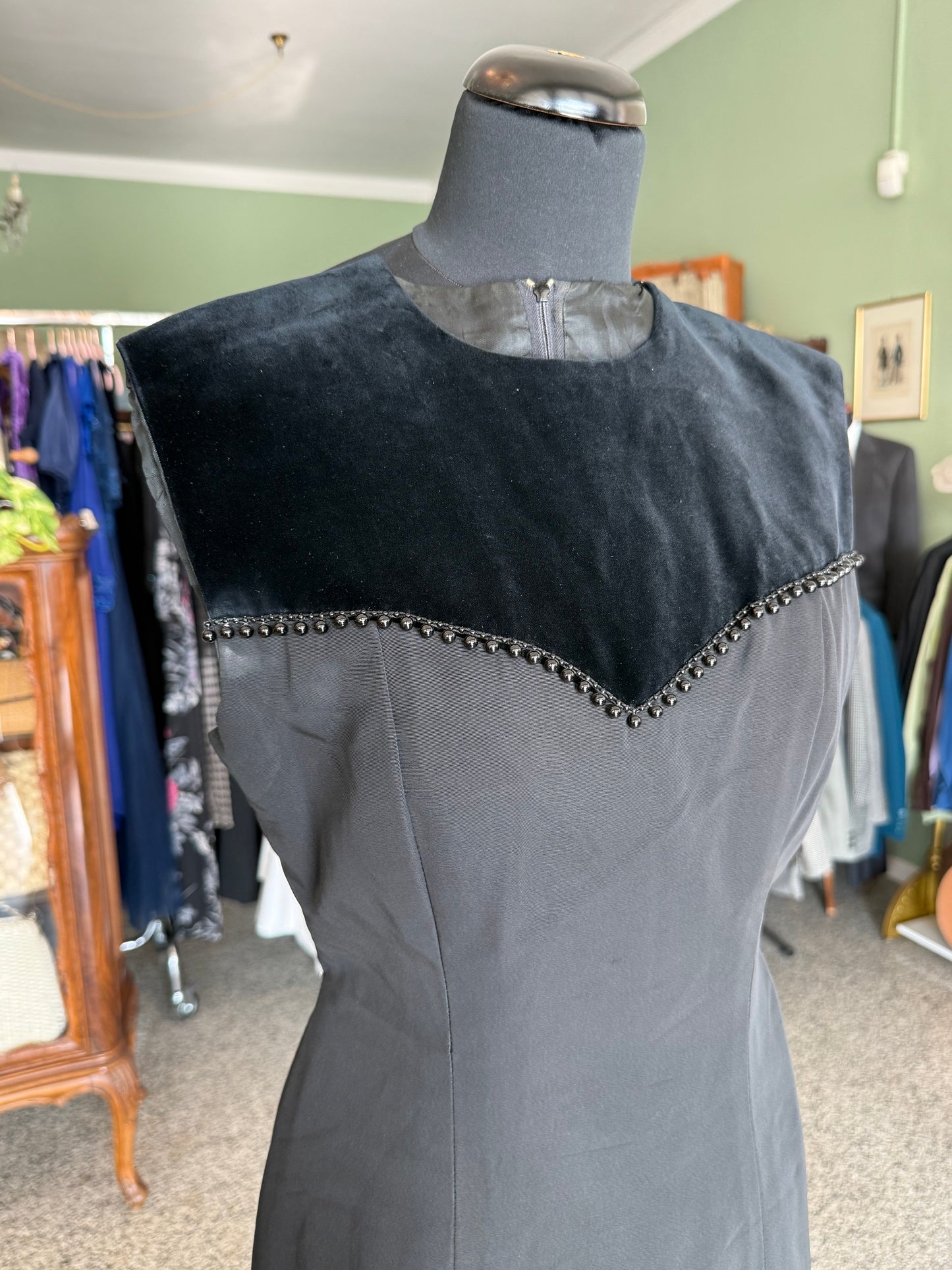 Abito nero sartoriale anni ’60 con dettagli in velluto e perline - TG. 38