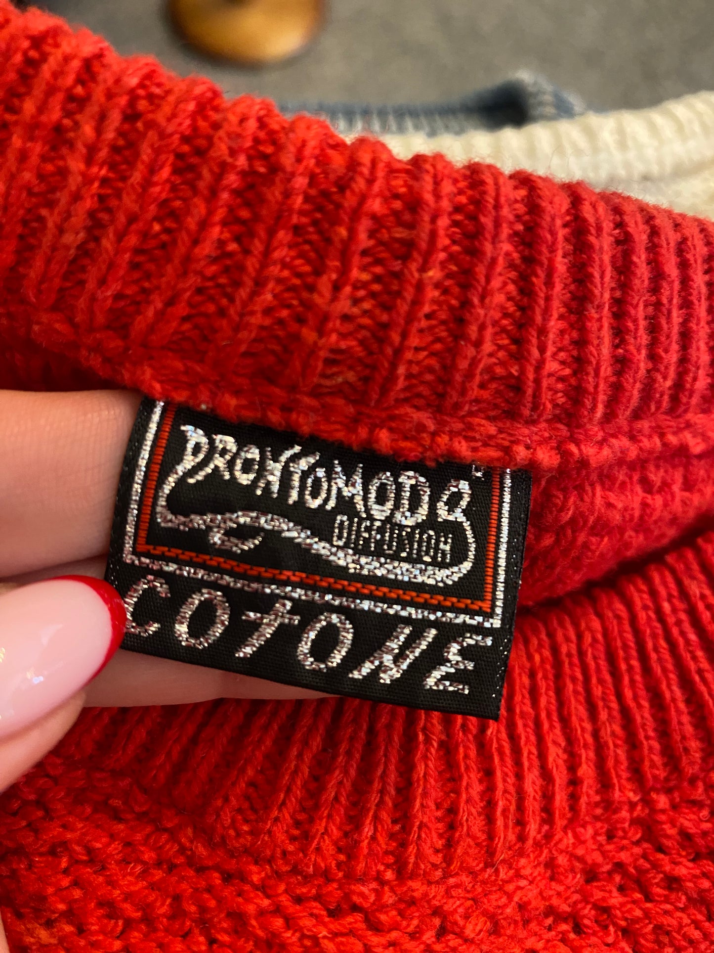 Maglia vintage rossa con ricamo floreale – anni ’80 - TG. 40/42/44 circa
