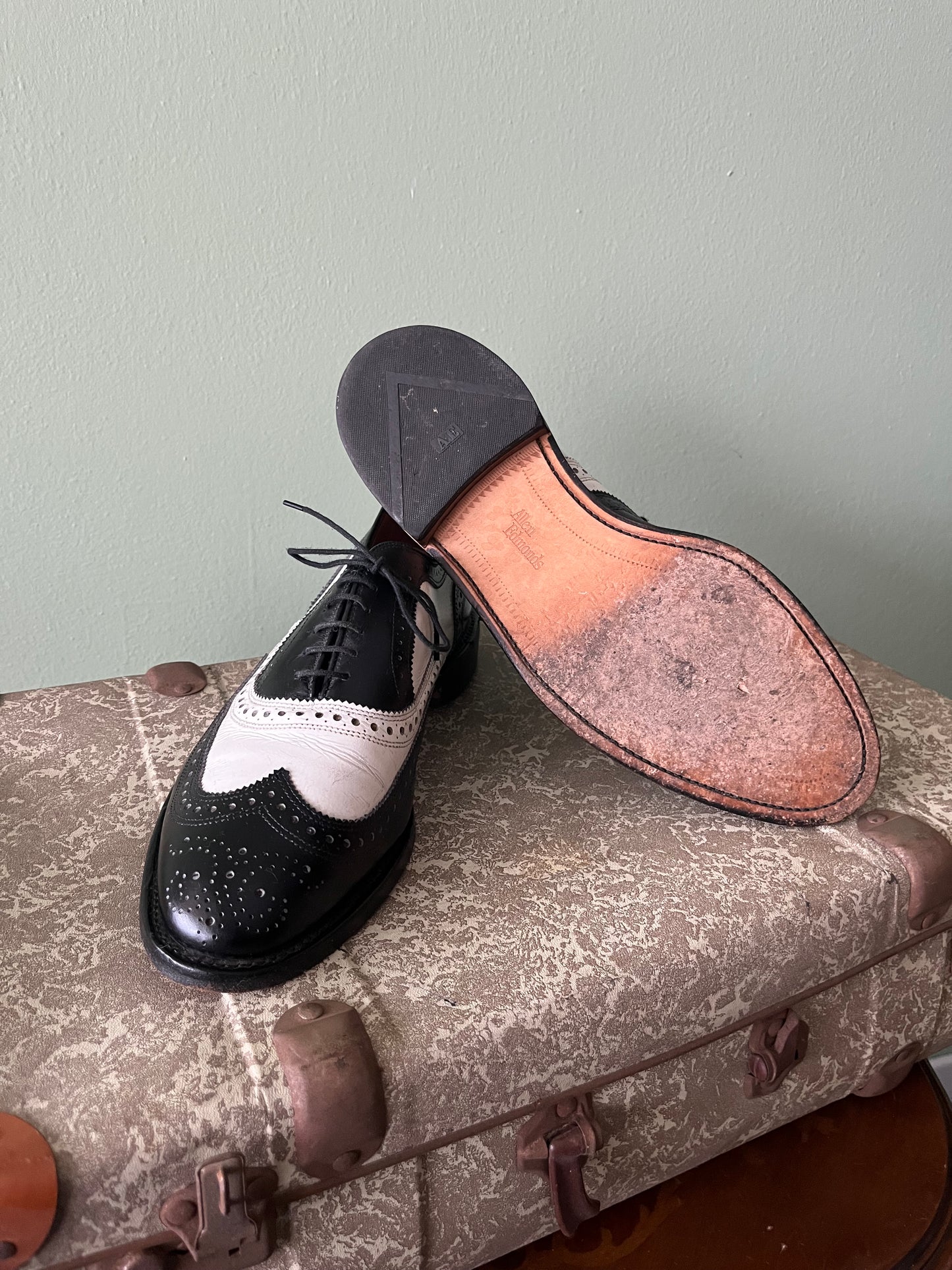 Scarpe spectator in pelle nere e bianche tg. 43-44