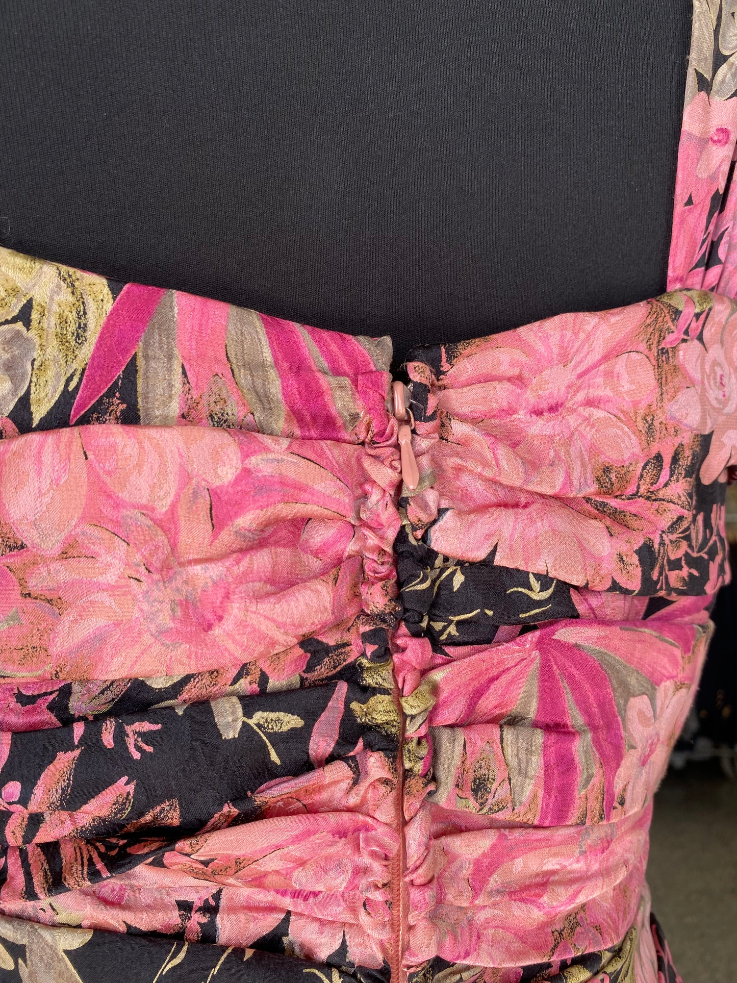 Abito sartoriale anni '80 in pura seta – drappeggio scultoreo e stampa botanica - TG. 42