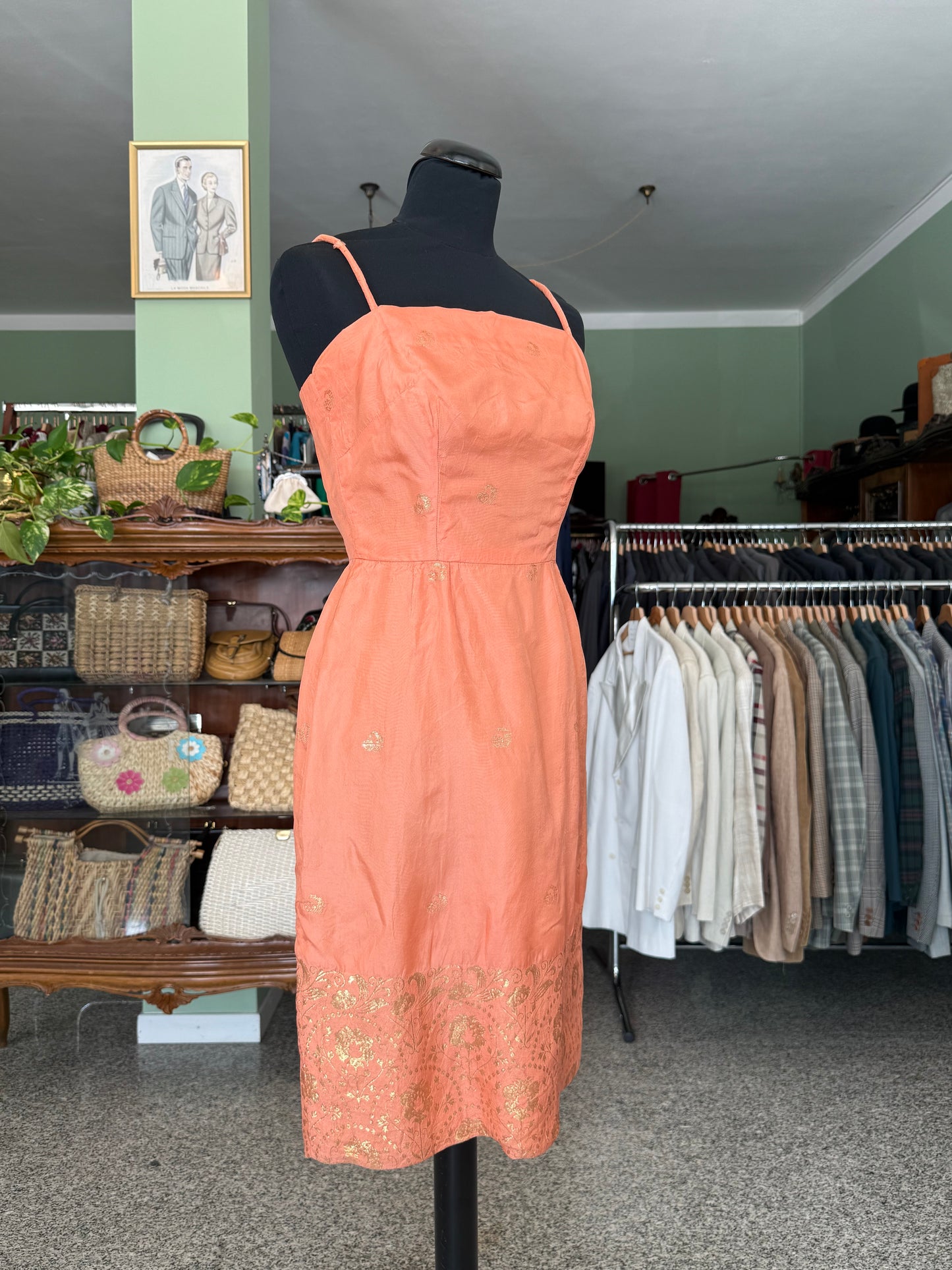 Abito Sartoriale Anni ’60 Corallo con ricami oro - TG. 38