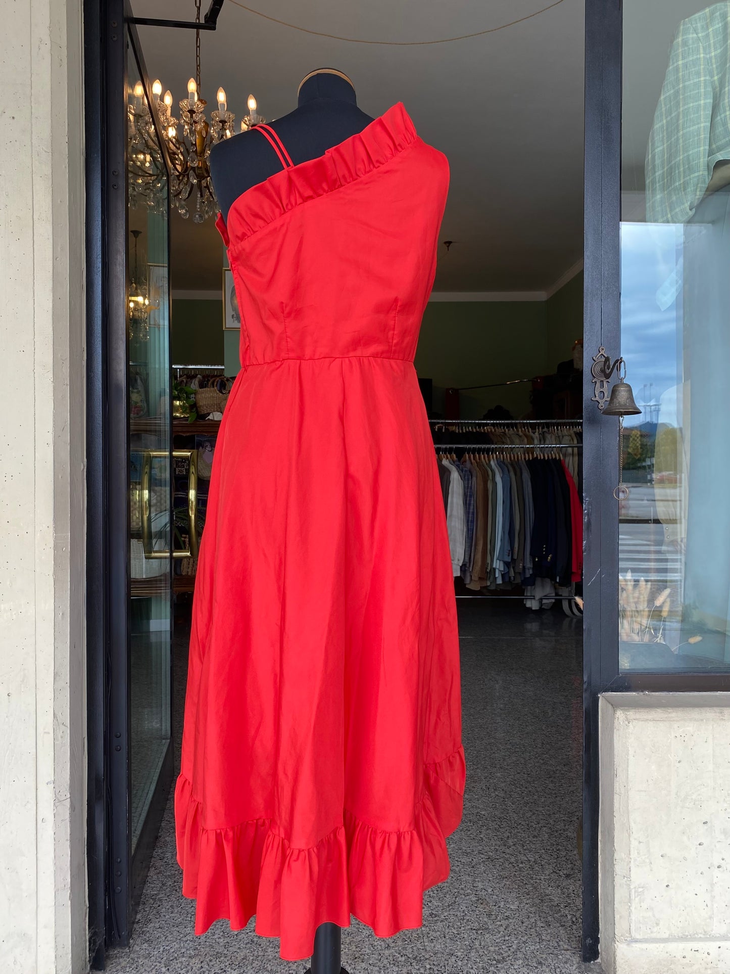 Abito anni ’80 in taffetà rosso – Monospalla con ricamo gioiello