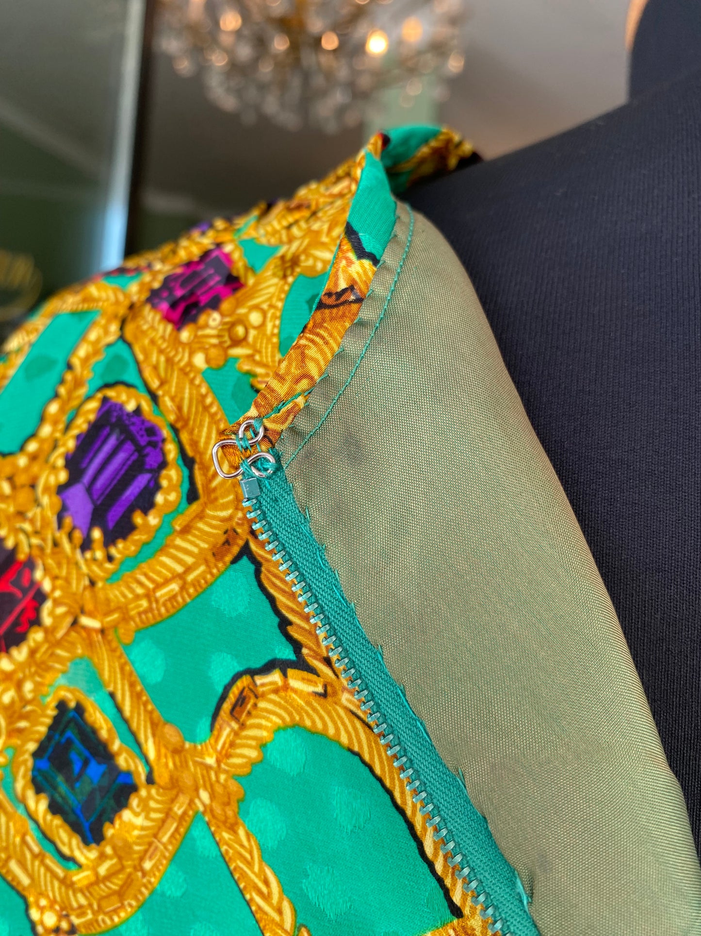 Abito sartoriale anni ’60 in pura seta – Gioiello grafico su fondo smeraldo - TG. 44/46