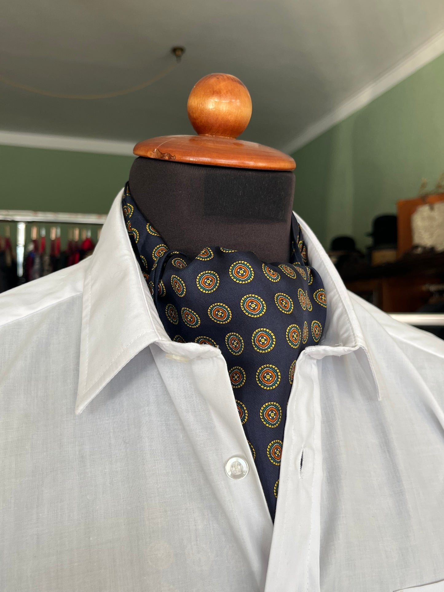 Ascot seta fantasia medaglioni