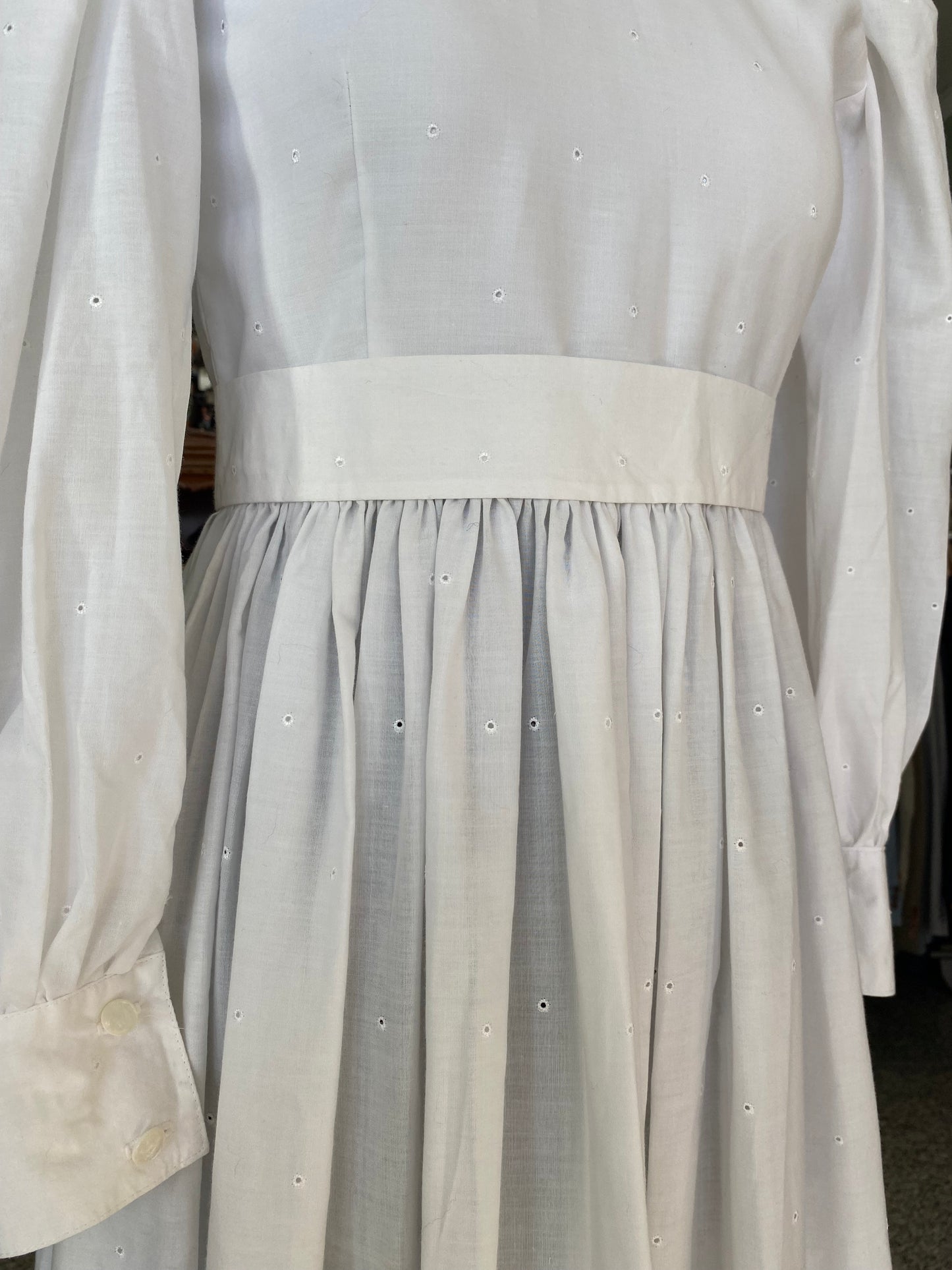Abito bianco anni '70 in cotone ricamato stile prateria - TG. 38/40
