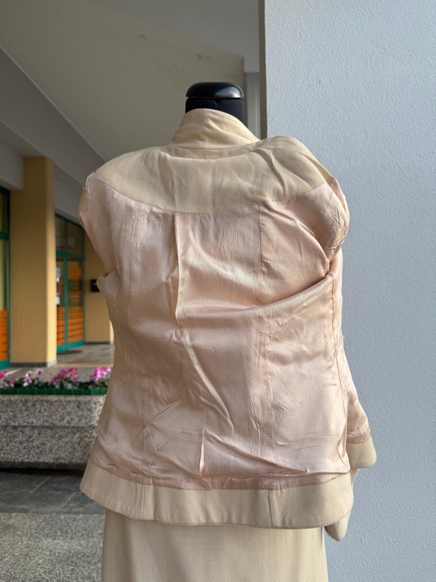 Tailleur anni ’80 beige biscotto con giacca ricamata - TG. 40/42