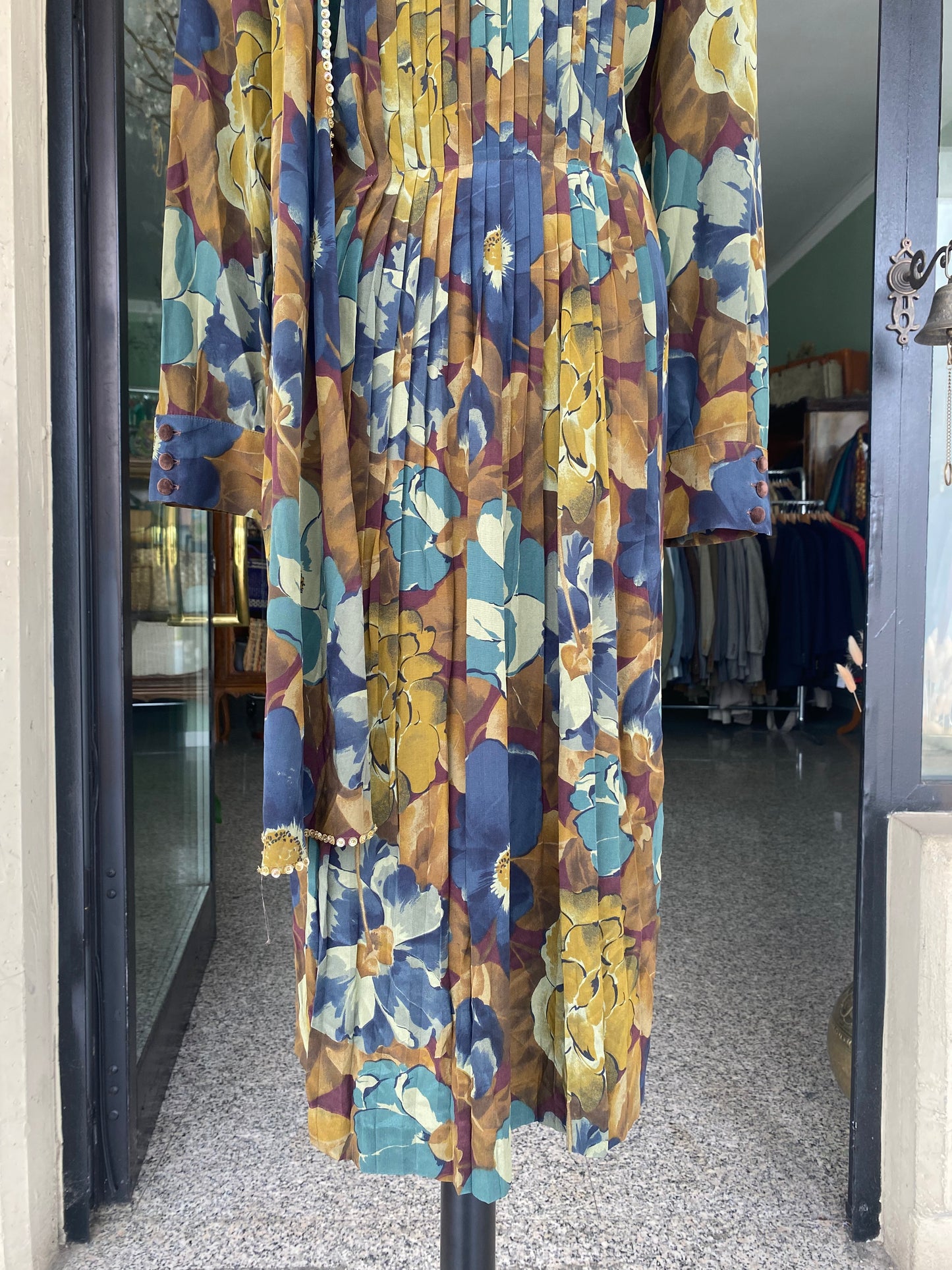 Abito ’80 in seta con scollo gioiello, scialle e plissé - TG. 52/54 circa