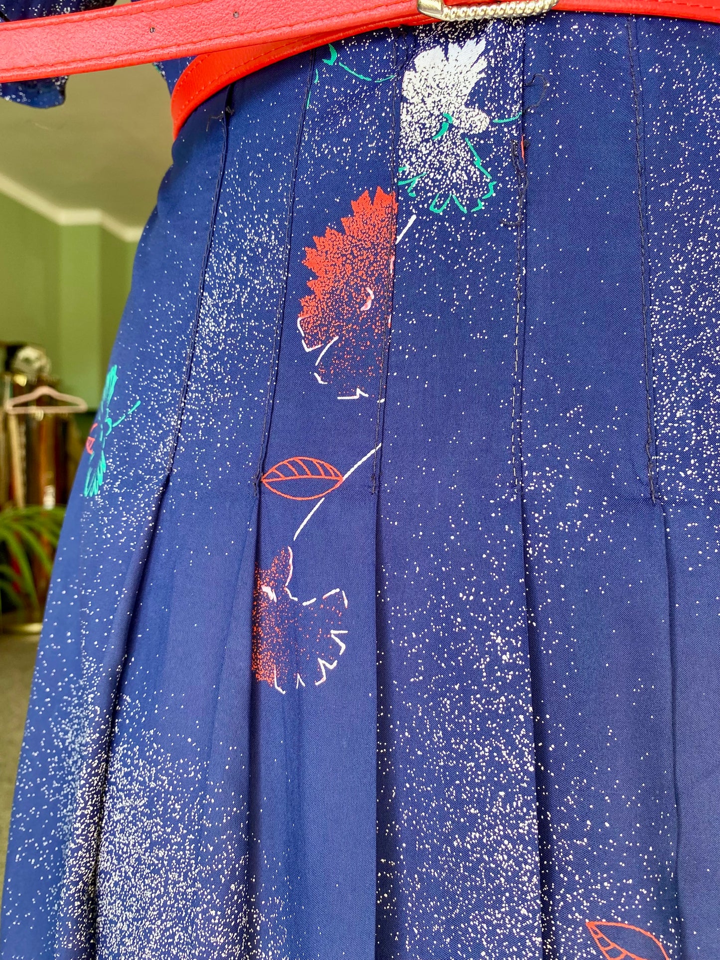 Abito anni ‘70 blu con fiori rossi - TG. 44/46