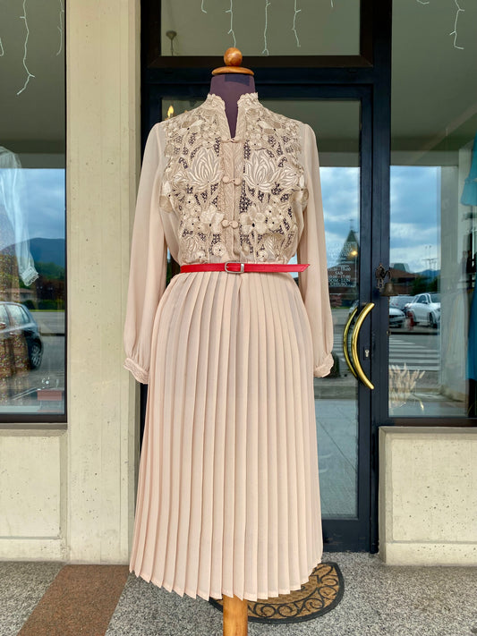 Abito anni '70 cipria con bustino ricamato e gonna plissé - TG. 44 circa