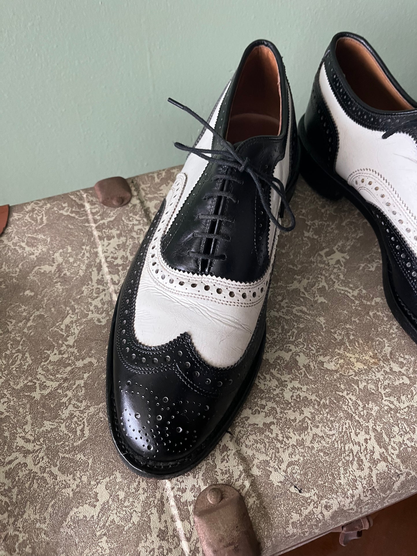 Scarpe spectator in pelle nere e bianche tg. 43-44