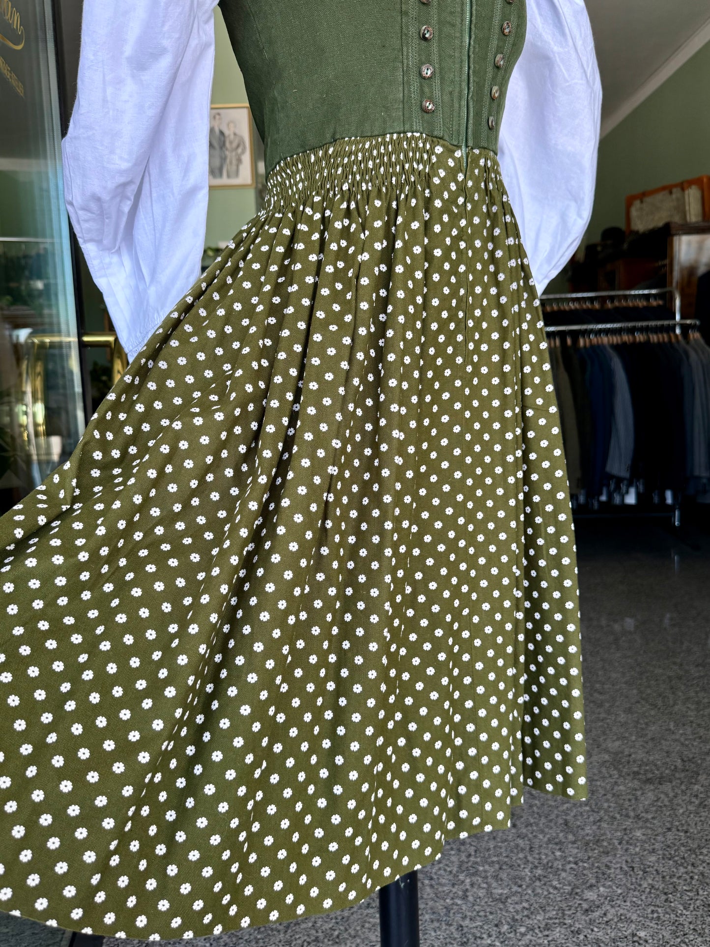 Dirndl verde con fiorellini bianchi - TG. 38