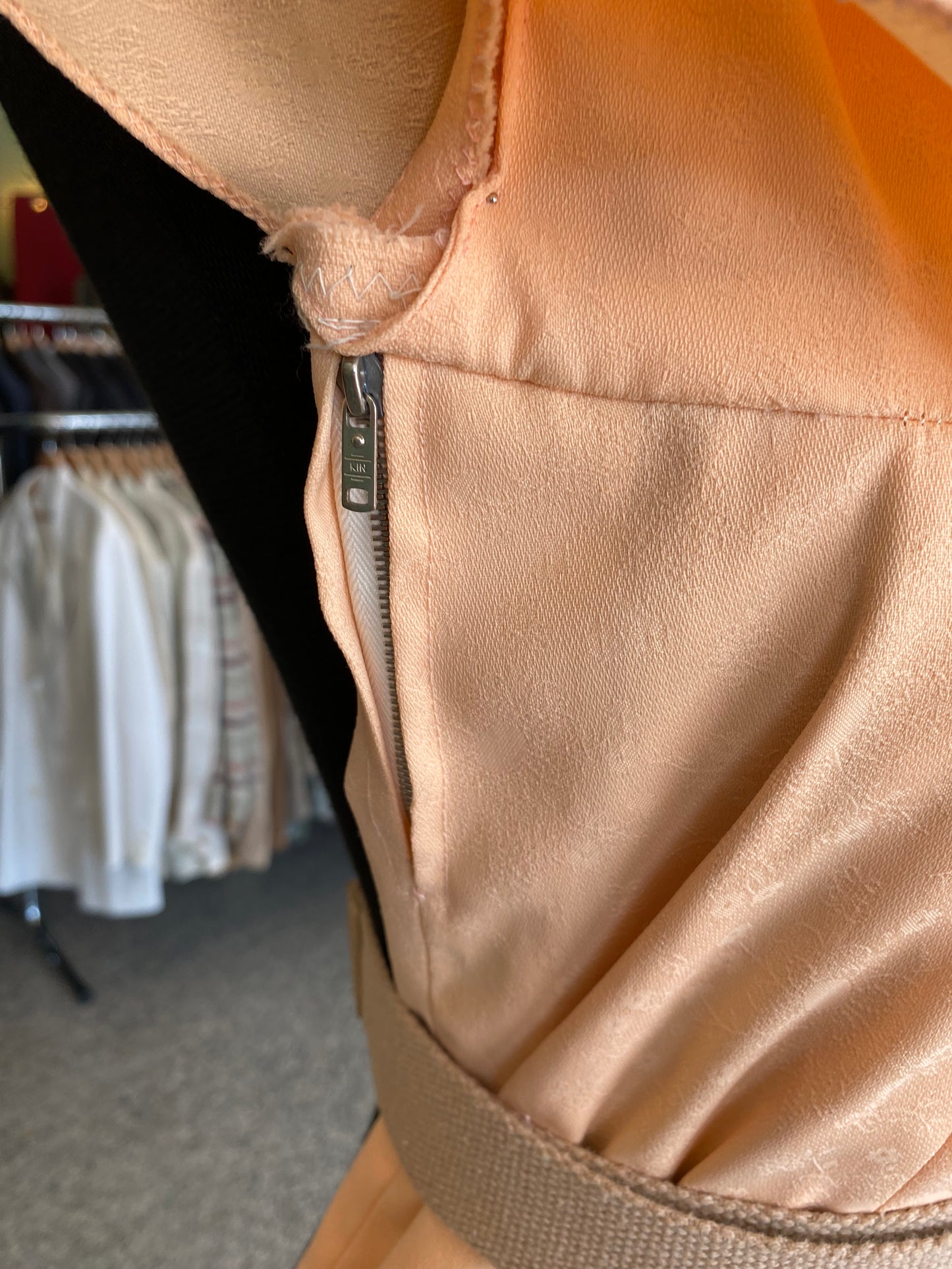 Abito anni ‘60 sartoriale color pesca con balze - TG. 38
