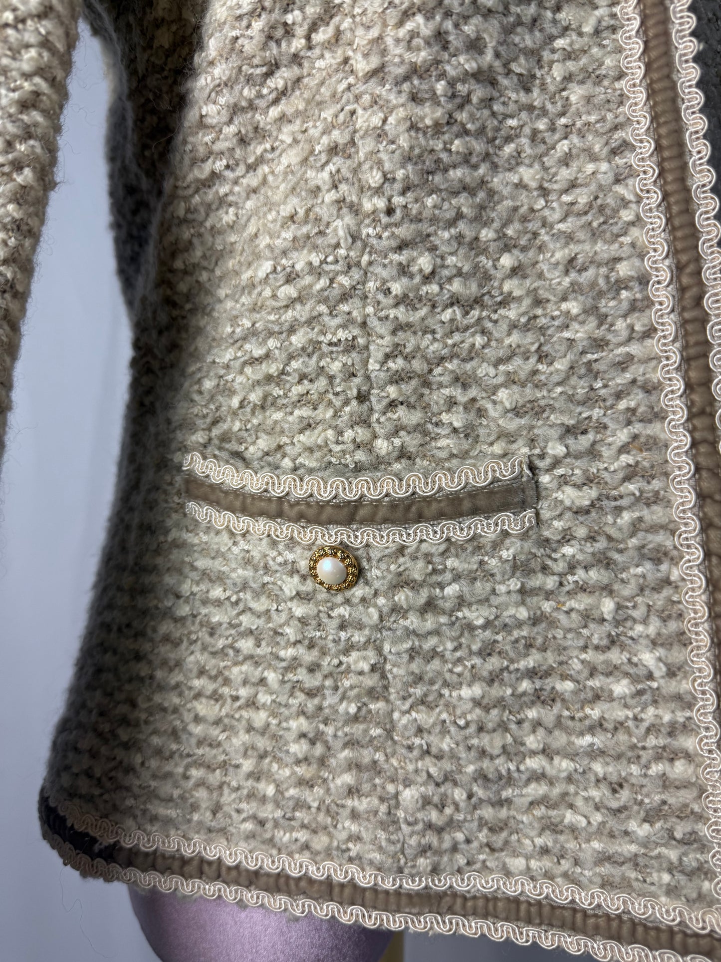 Giacca anni ‘60 in bouclé di lana crema con profili – TG. 38/40