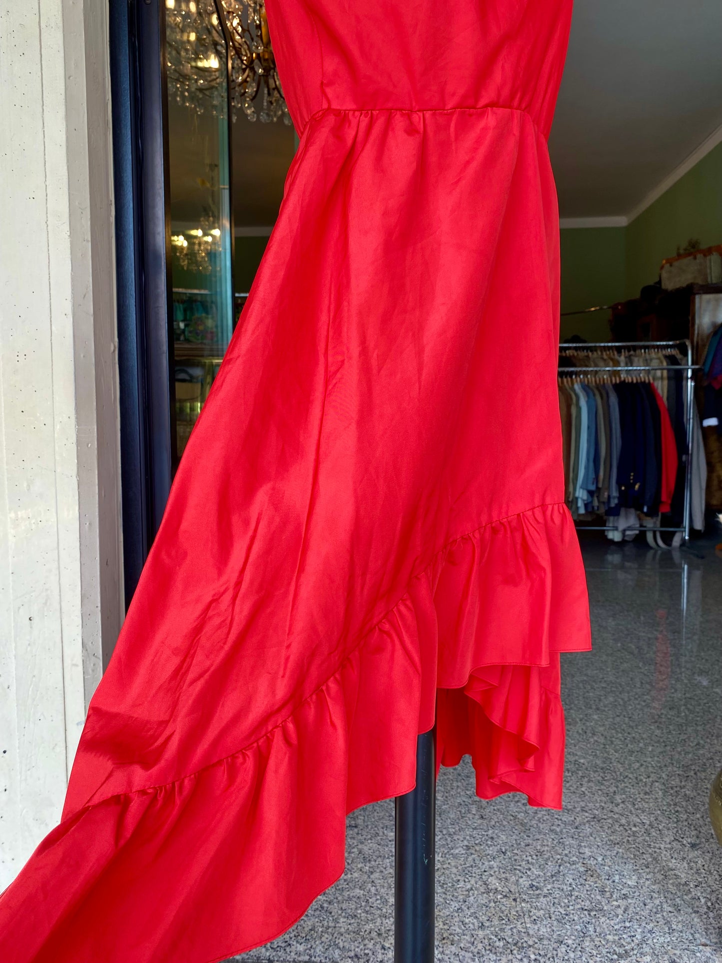 Abito anni ’80 in taffetà rosso – Monospalla con ricamo gioiello