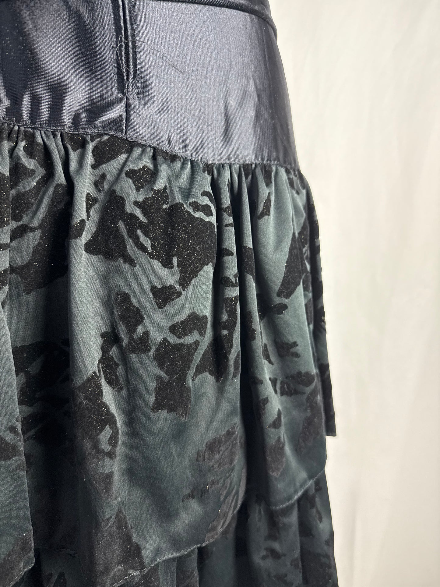 Abito anni ‘80 nero in raso con gonna a balze - TG. 40