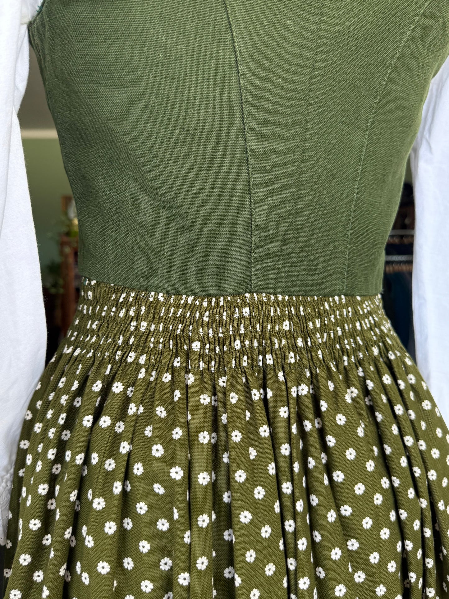 Dirndl verde con fiorellini bianchi - TG. 38