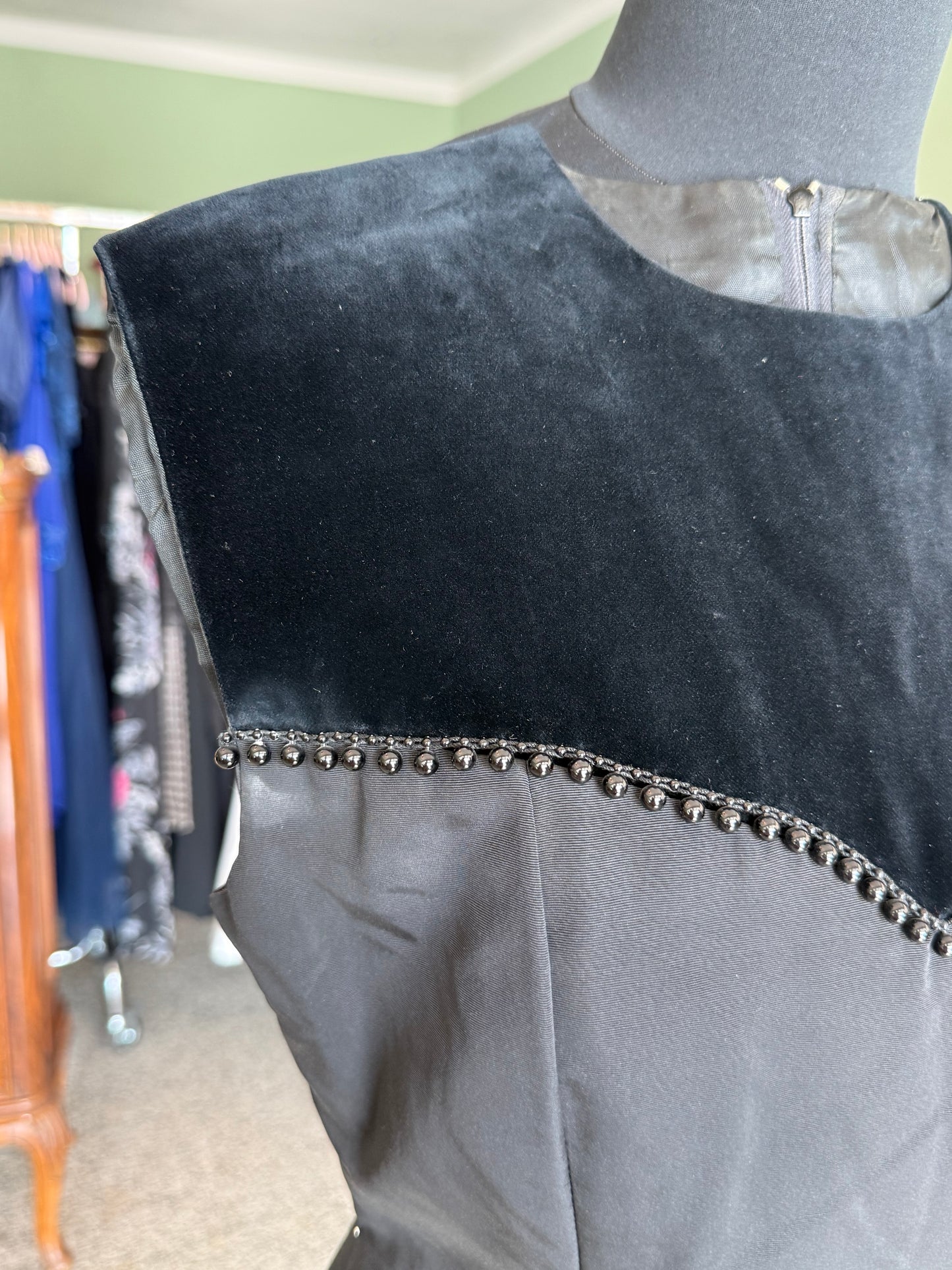Abito nero sartoriale anni ’60 con dettagli in velluto e perline - TG. 38