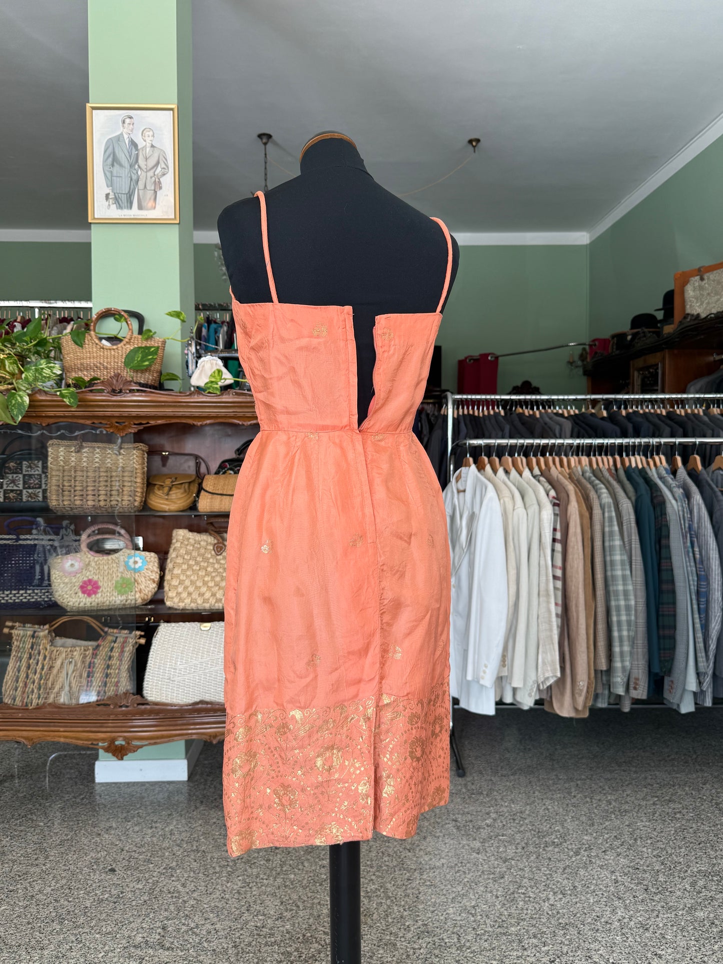 Abito Sartoriale Anni ’60 Corallo con ricami oro - TG. 38