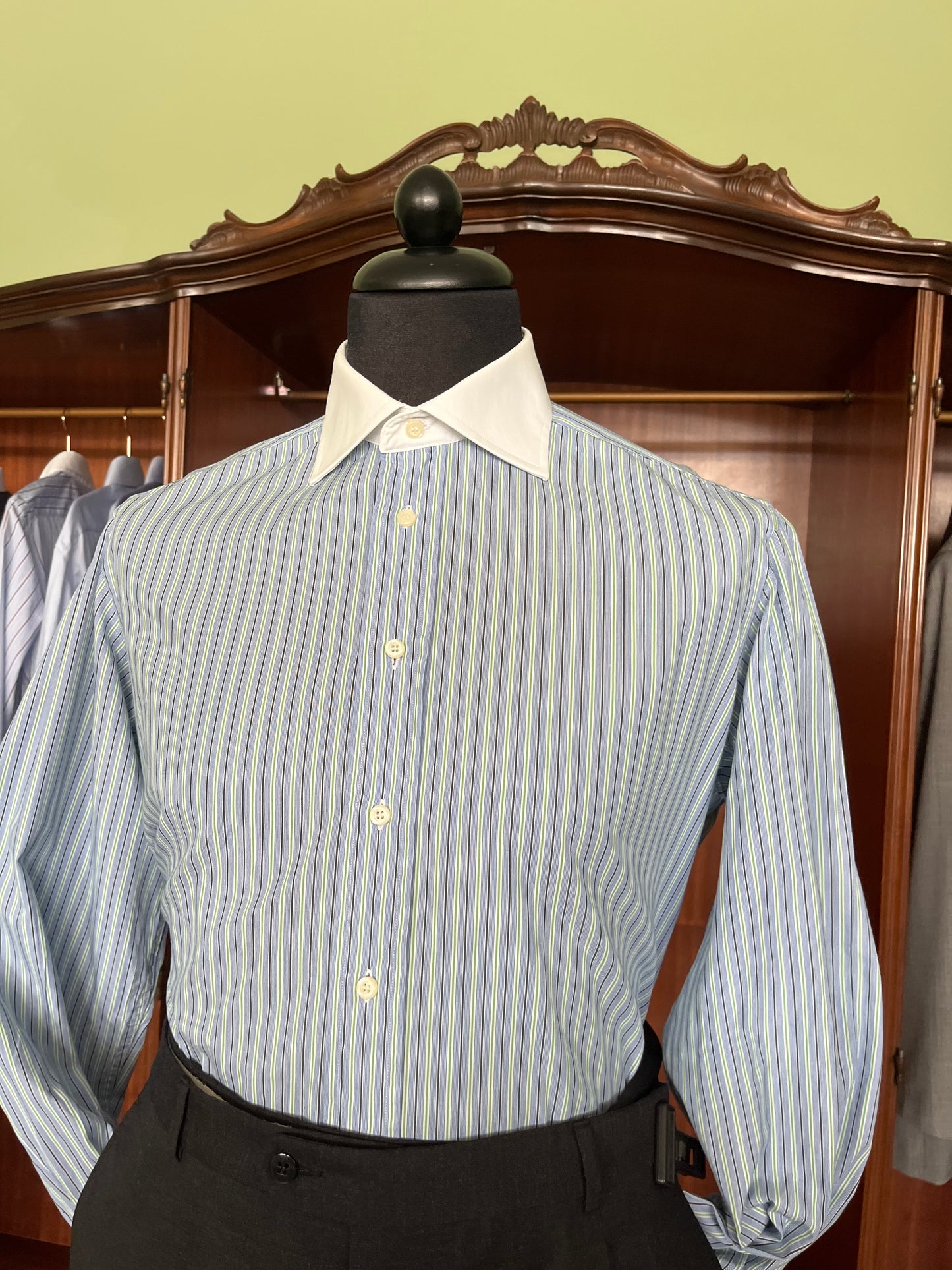 Camicia azzurra-verde collo a contrasto