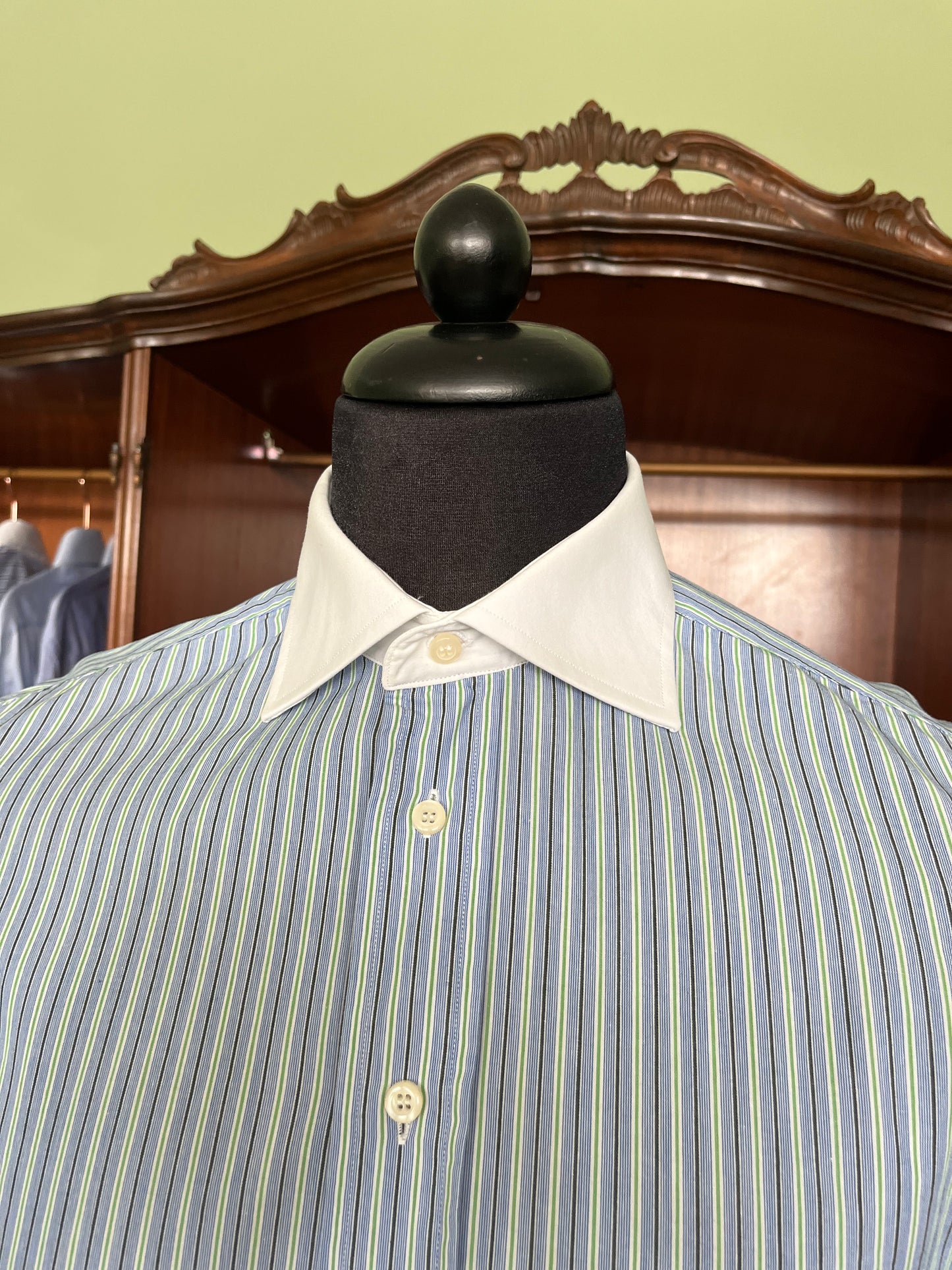 Camicia azzurra-verde collo a contrasto
