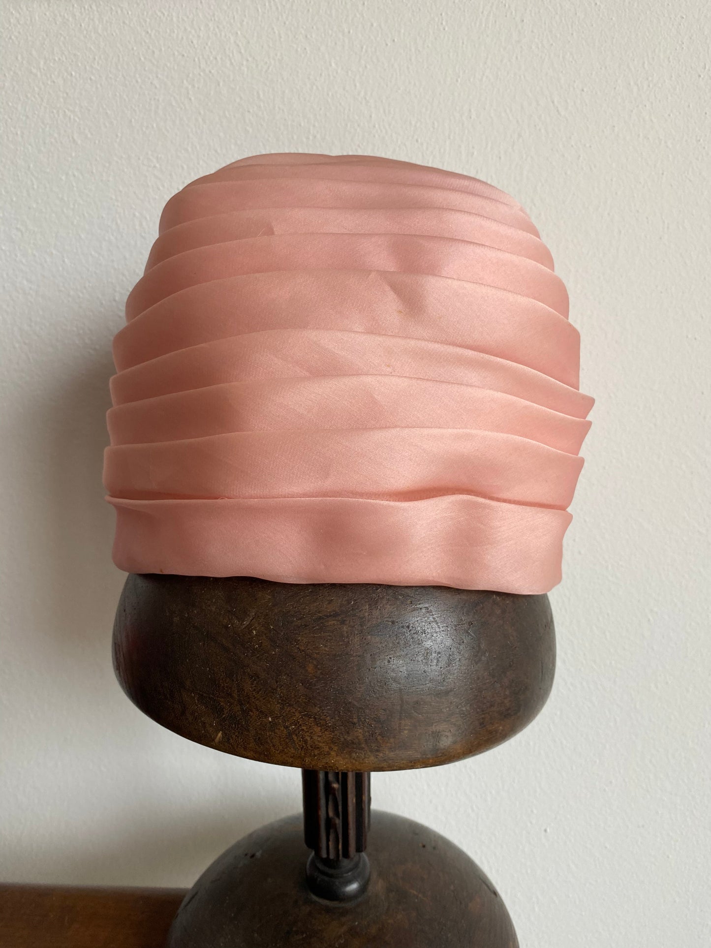 Cappello anni ‘60 in seta rosa