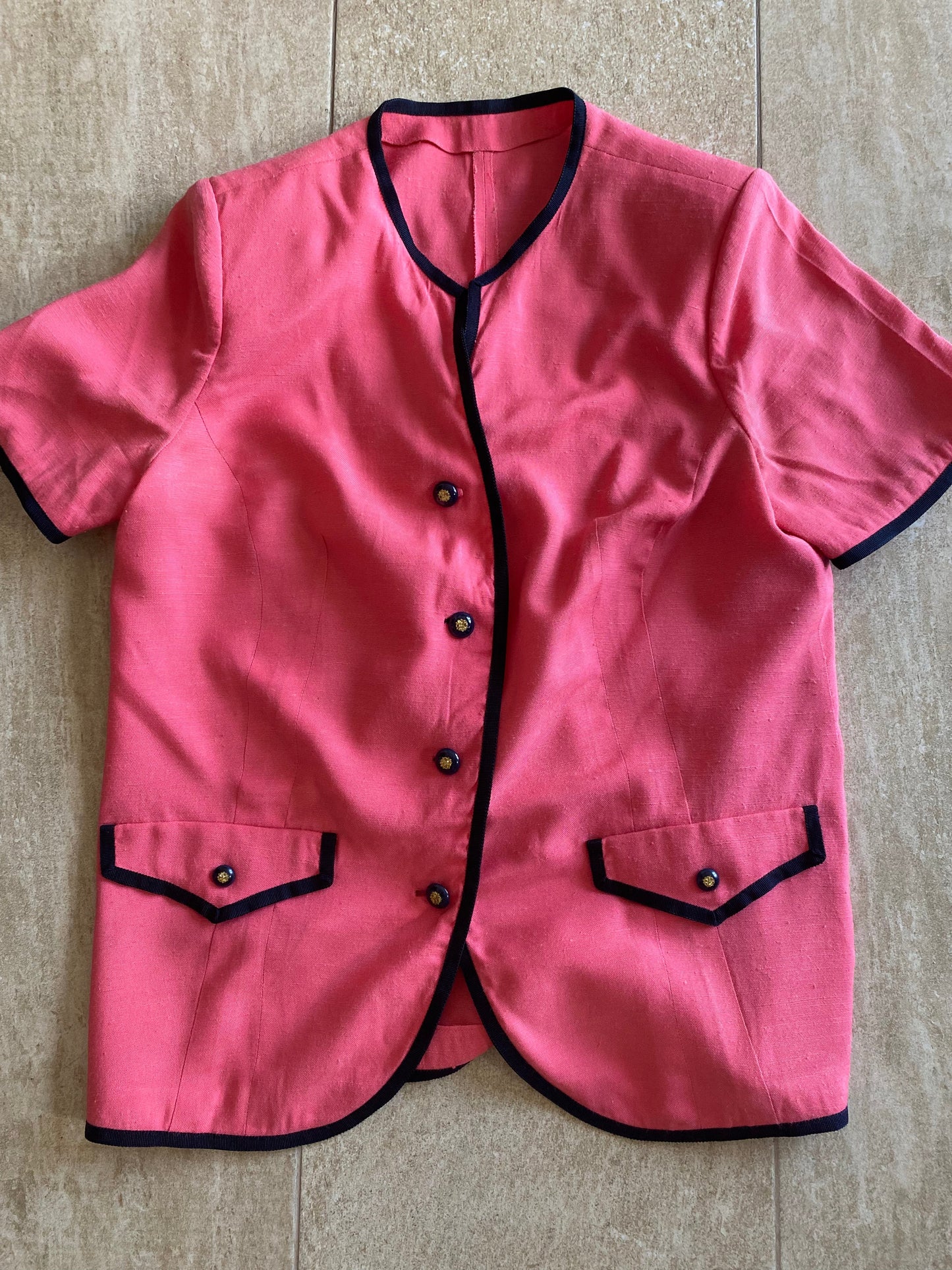 Tailleur anni ‘80 rosa bordato di nero