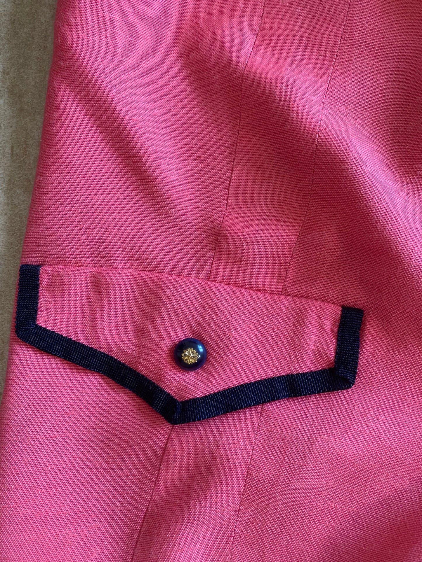 Tailleur anni ‘80 rosa bordato di nero