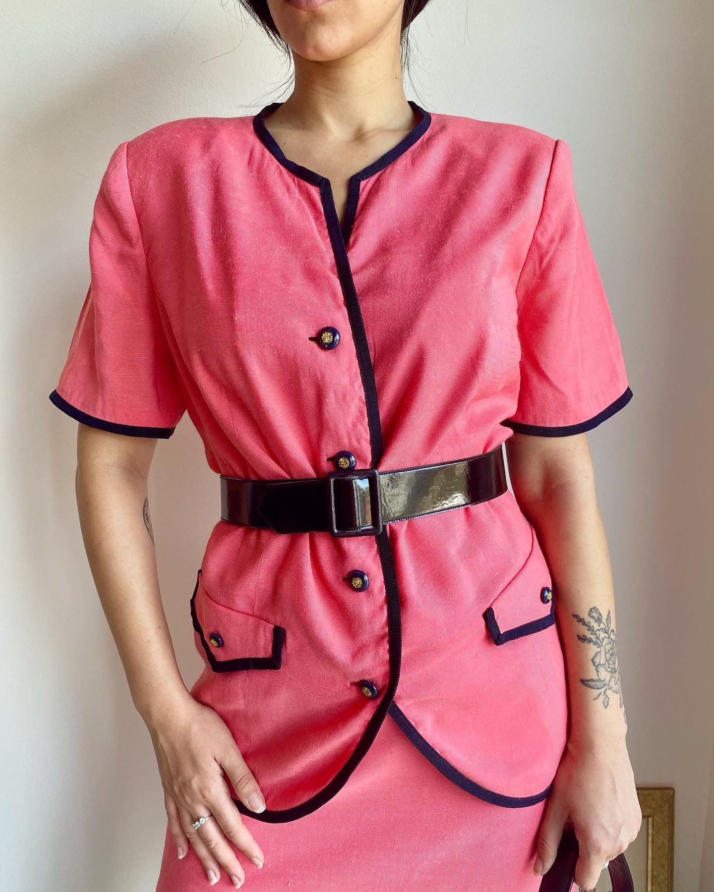 Tailleur anni ‘80 rosa bordato di nero