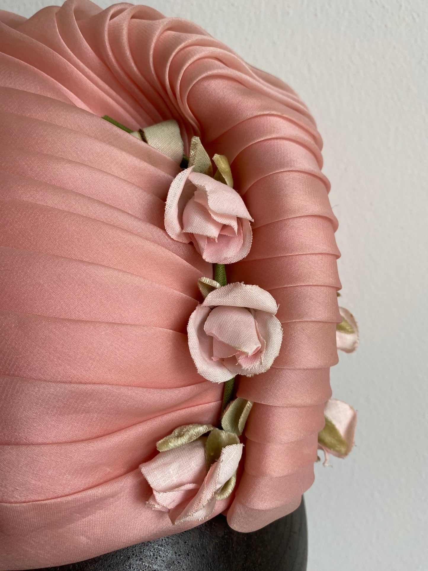 Cappello anni ‘60 in seta rosa