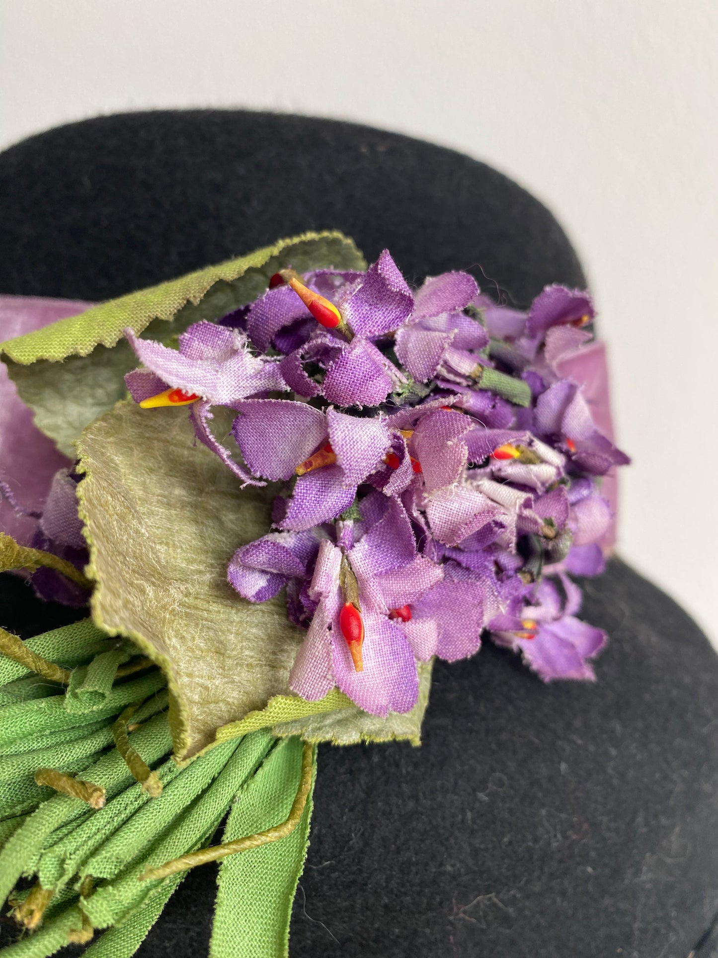 Cappello anni ‘80 con fiori di lavanda