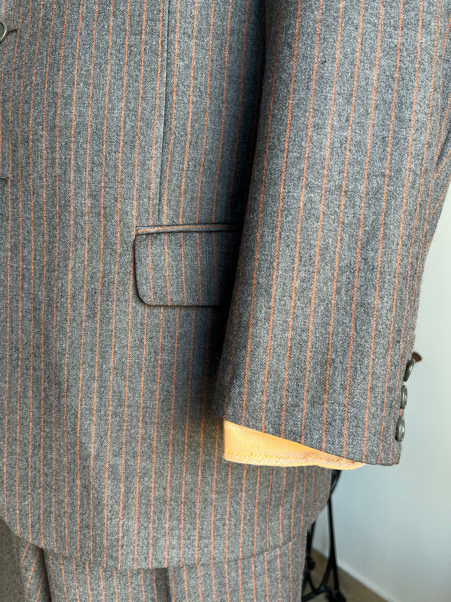 Completo gessato arancio anni '90