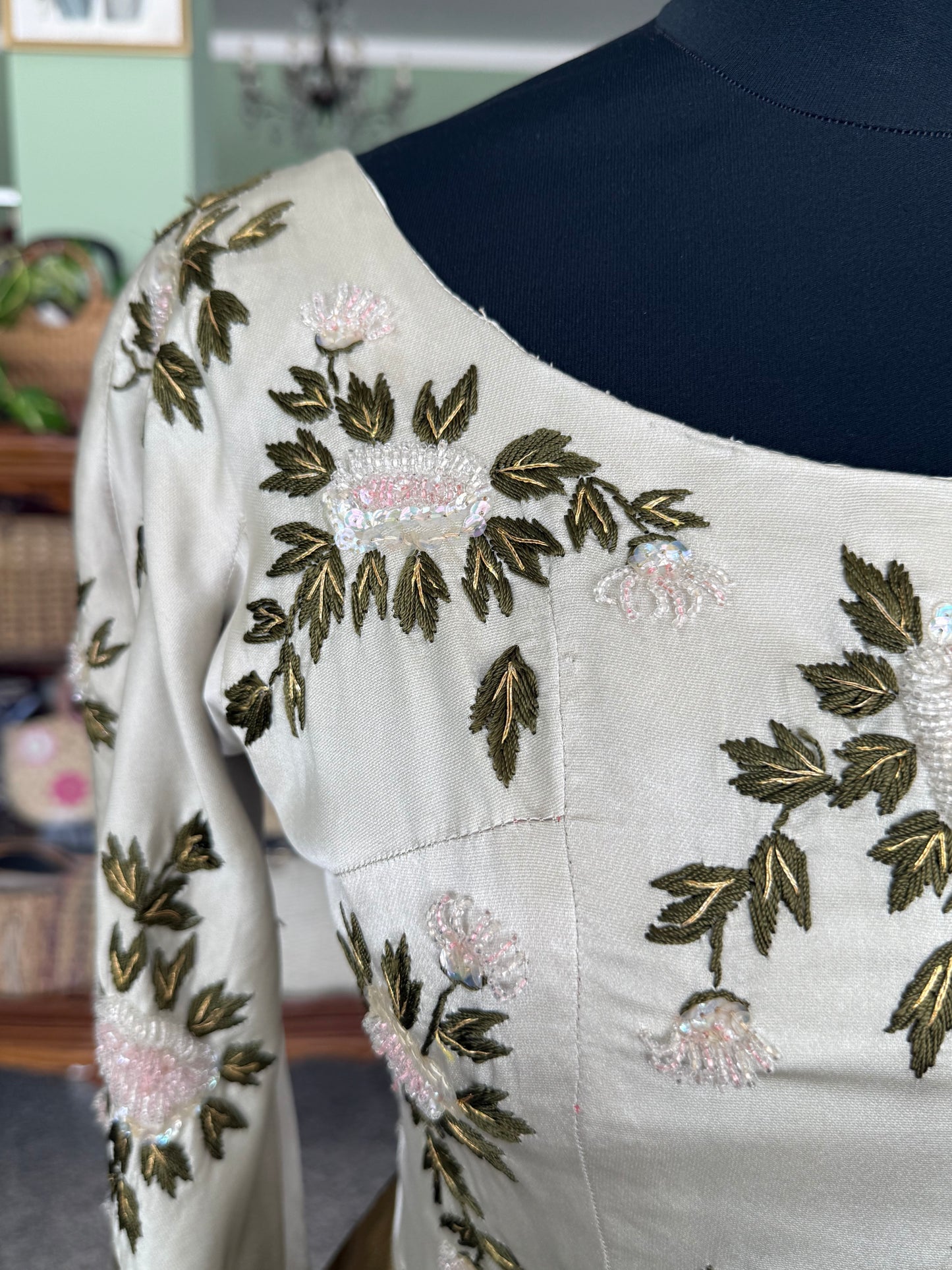 Abito anni ’50 in pura seta con ricamo floreale e decoro di perline - TG. 38