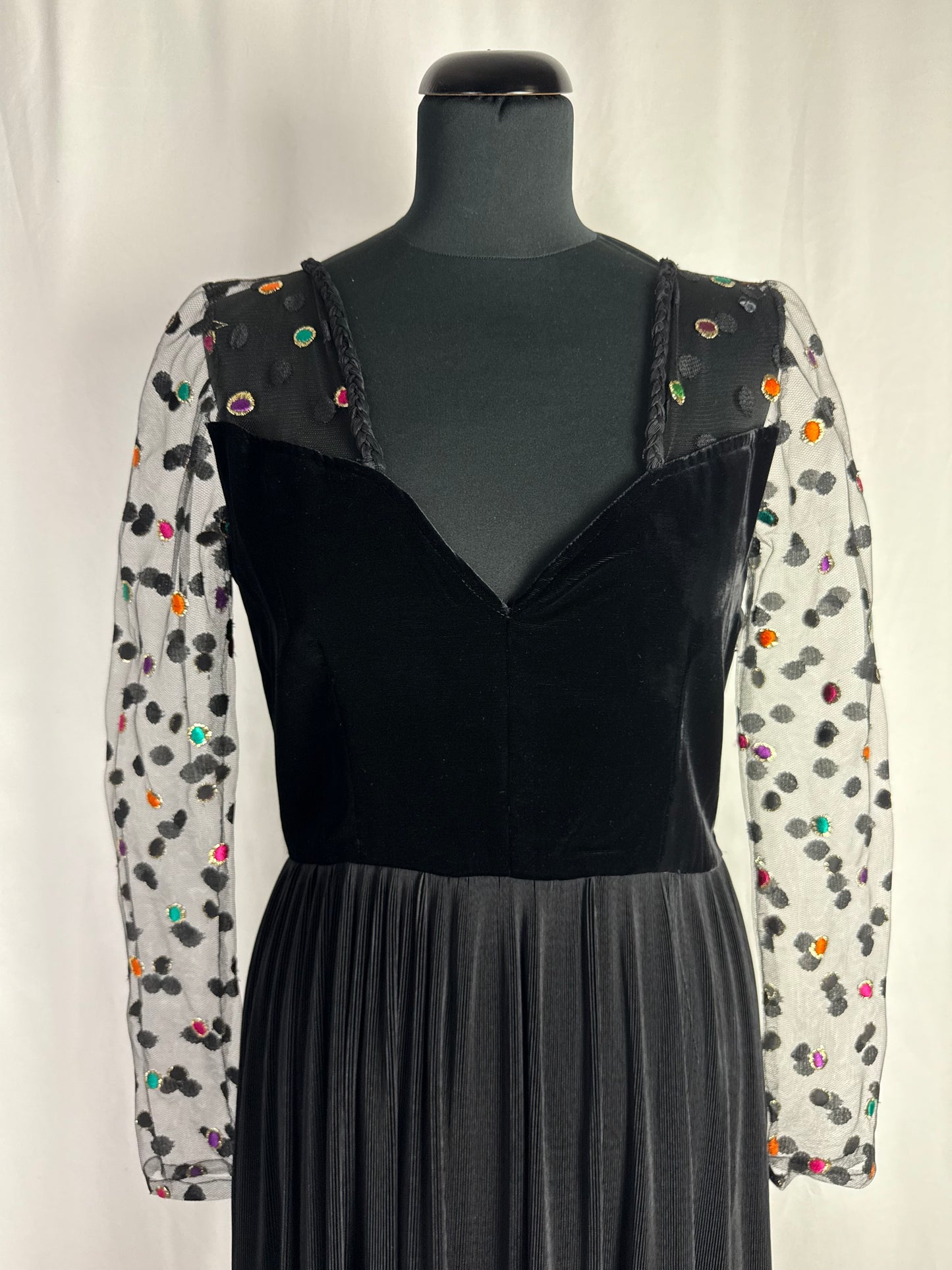 Abito anni ‘80 nero in velluto con maniche in tulle - TG. 40