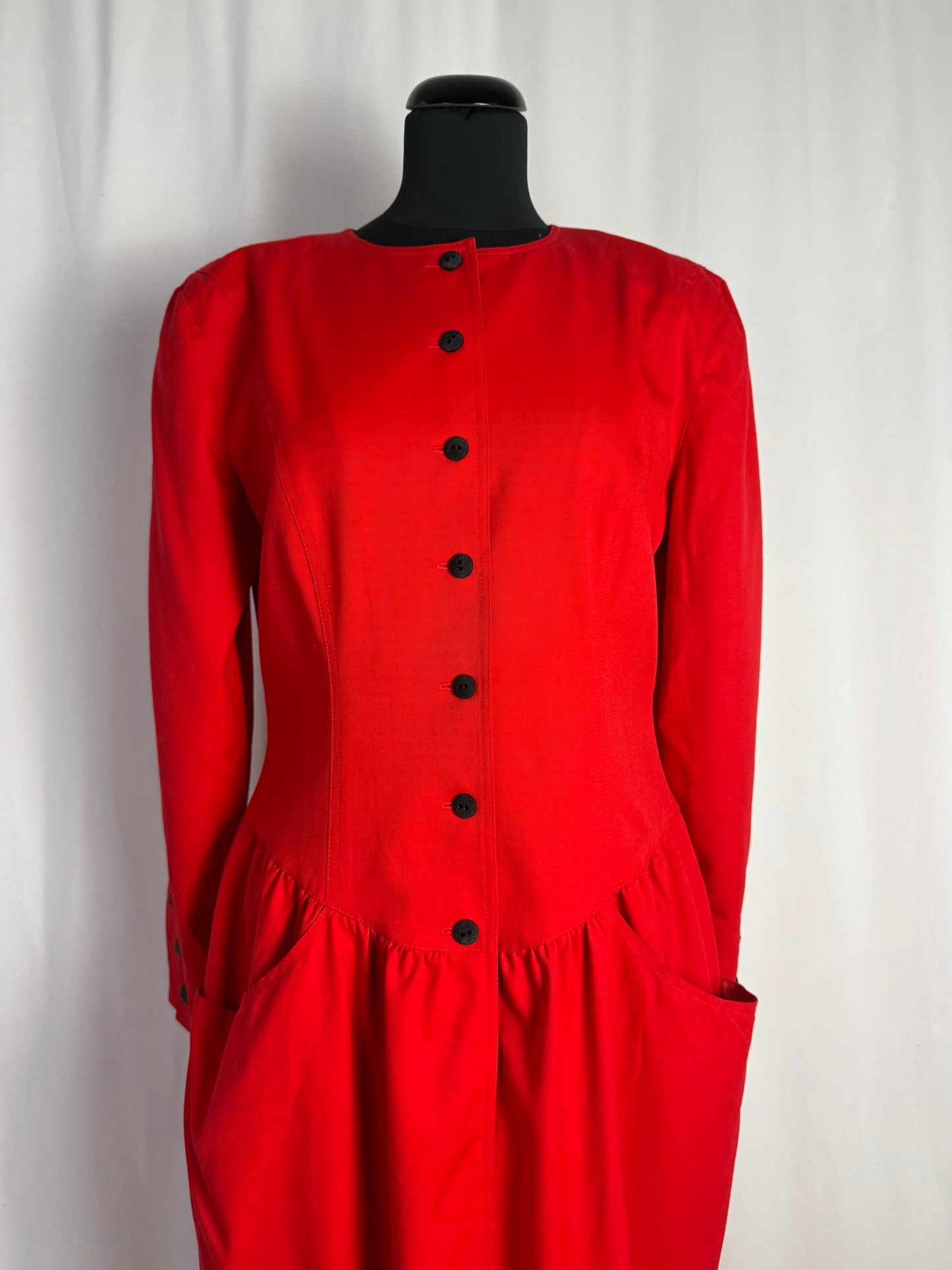 Abito anni ‘80 rosso in gabardine di lana con bottoni neri - TG. 46
