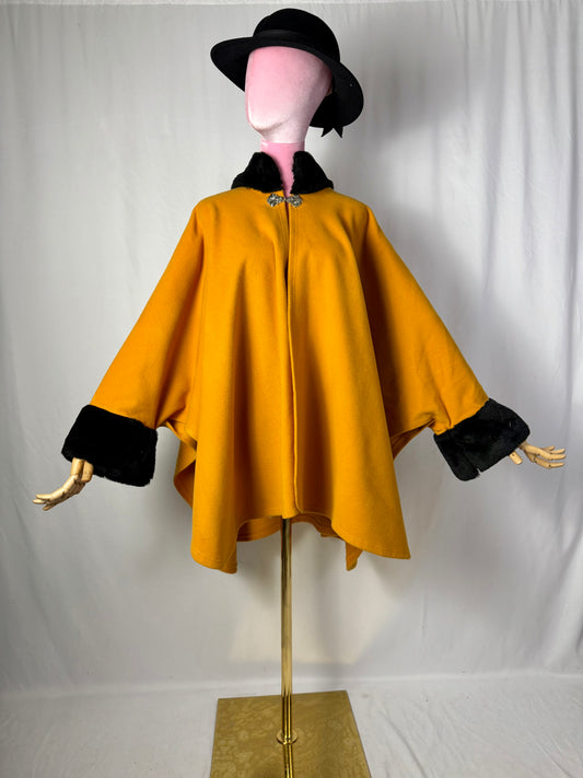 Cappa in lana senape con collo e polsini in pelliccia nera - TG. U