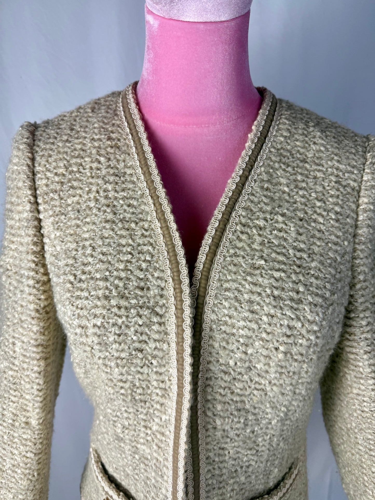 Giacca anni ‘60 in bouclé di lana crema con profili – TG. 38/40