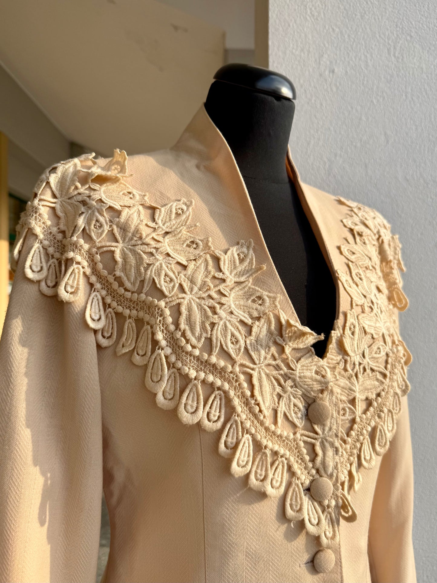 Tailleur anni ’80 beige biscotto con giacca ricamata - TG. 40/42