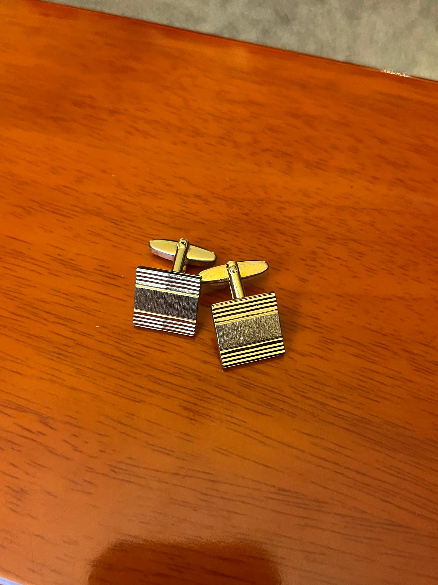 Gemelli dorati quadrati