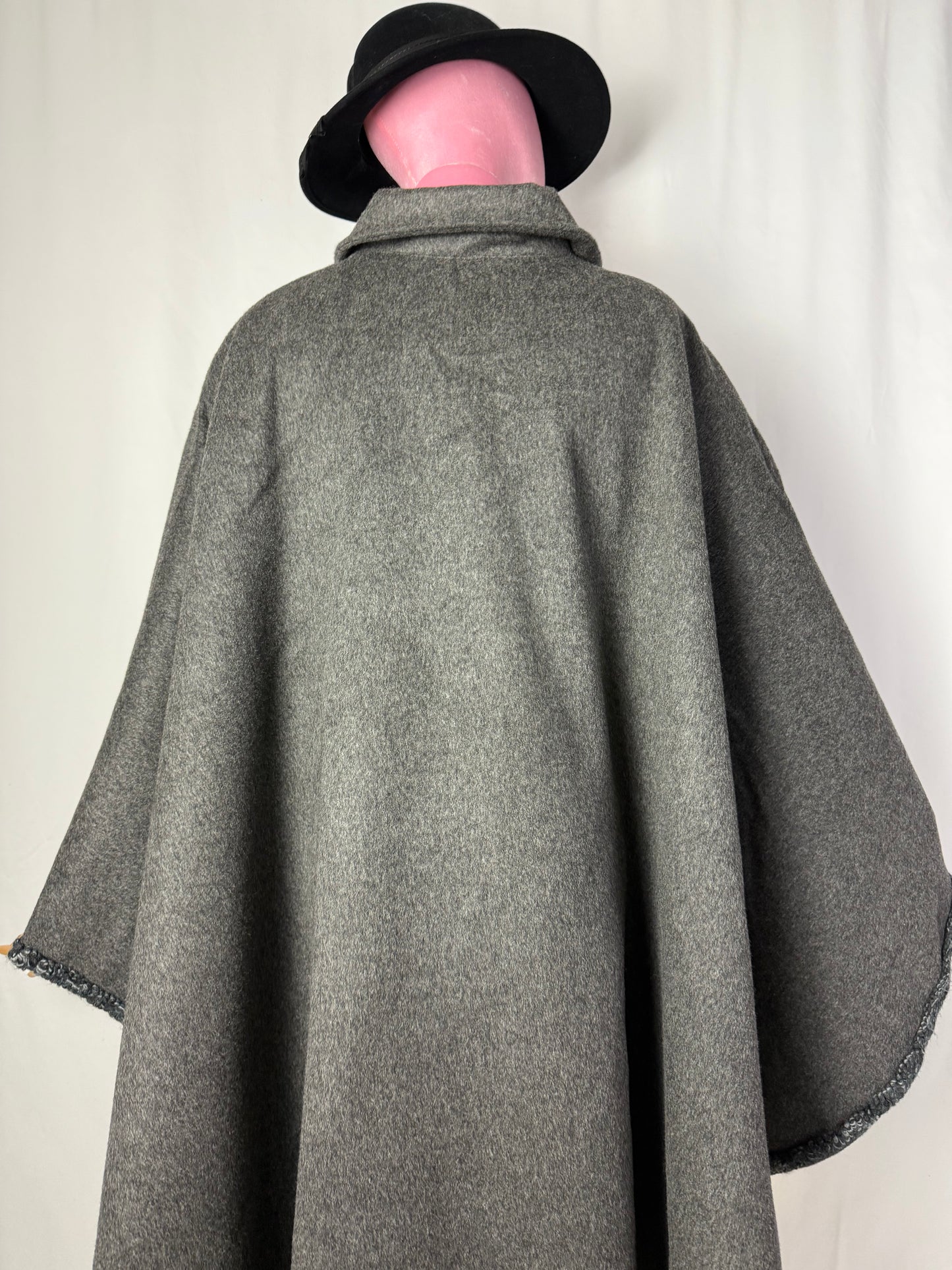 Mantella artigianale in pura lana con finiture a mano - TG. U