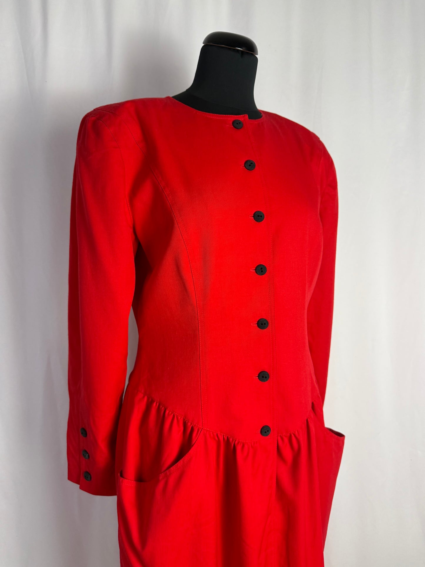Abito anni ‘80 rosso in gabardine di lana con bottoni neri - TG. 46