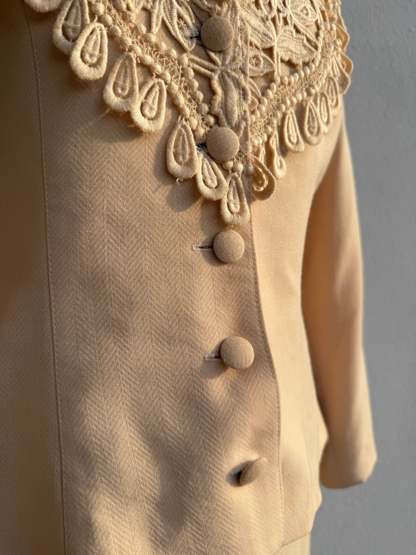 Tailleur anni ’80 beige biscotto con giacca ricamata - TG. 40/42