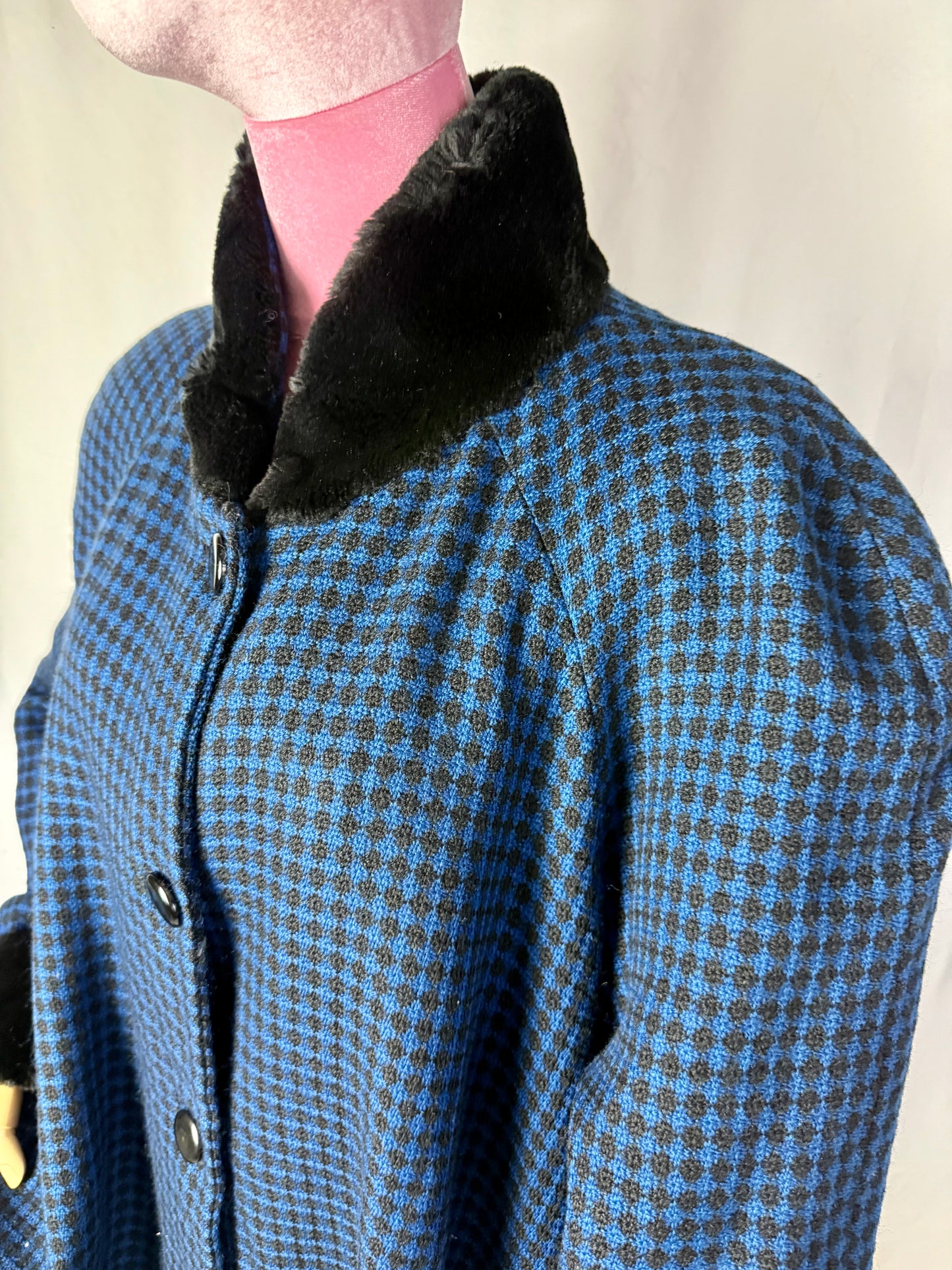 Cappotto/ mantella in lana blu e nera con collo e polsini in eco pelliccia