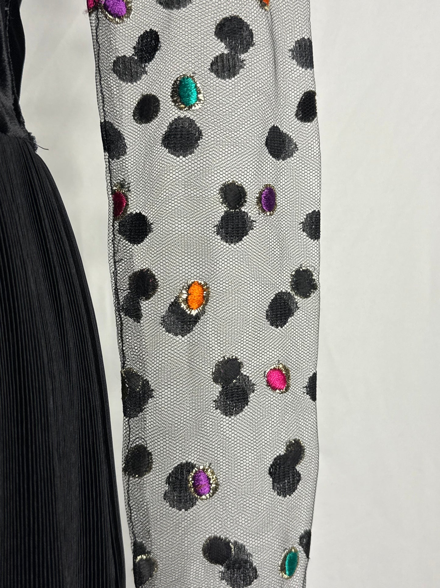 Abito anni ‘80 nero in velluto con maniche in tulle - TG. 40