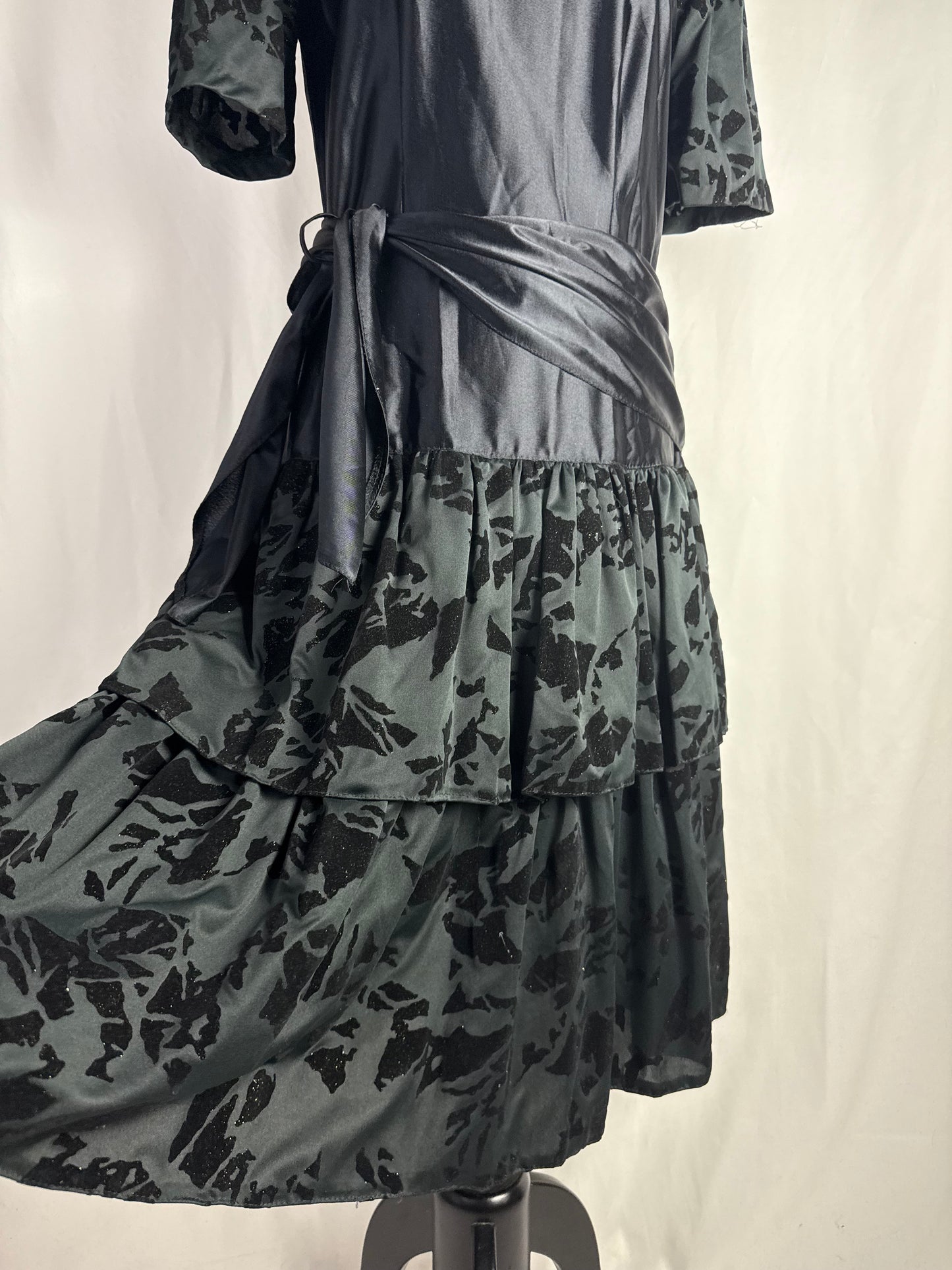 Abito anni ‘80 nero in raso con gonna a balze - TG. 40