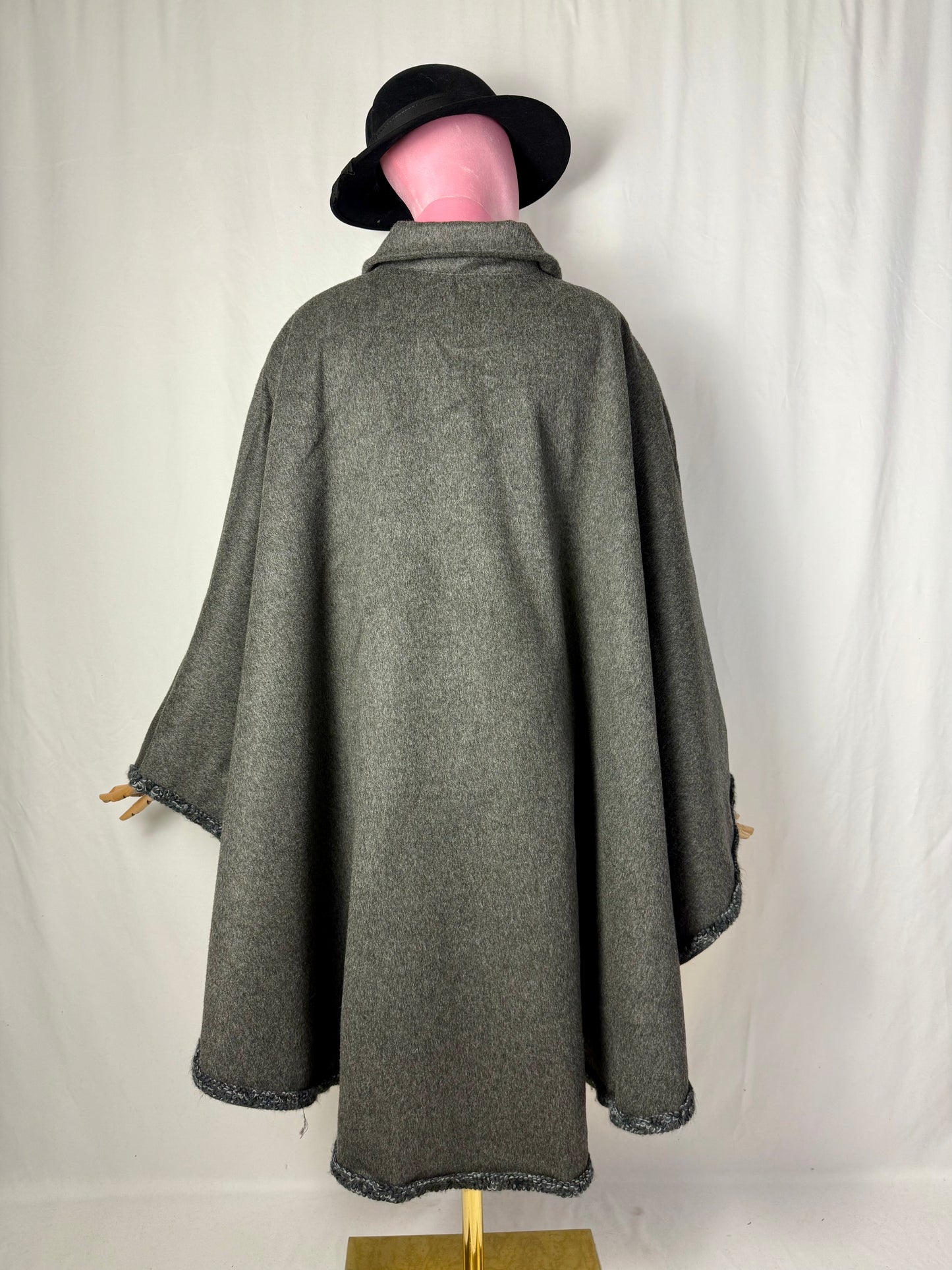 Mantella artigianale in pura lana con finiture a mano - TG. U