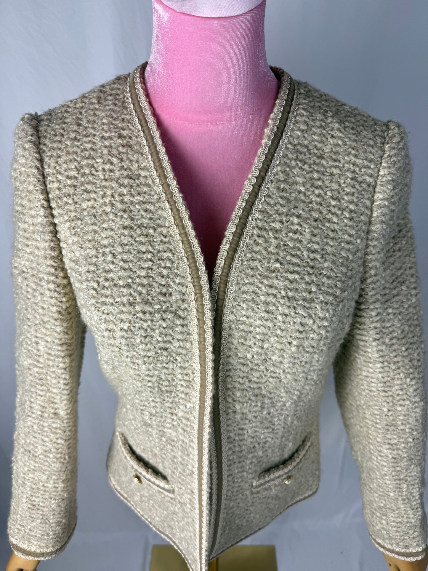 Giacca anni ‘60 in bouclé di lana crema con profili – TG. 38/40