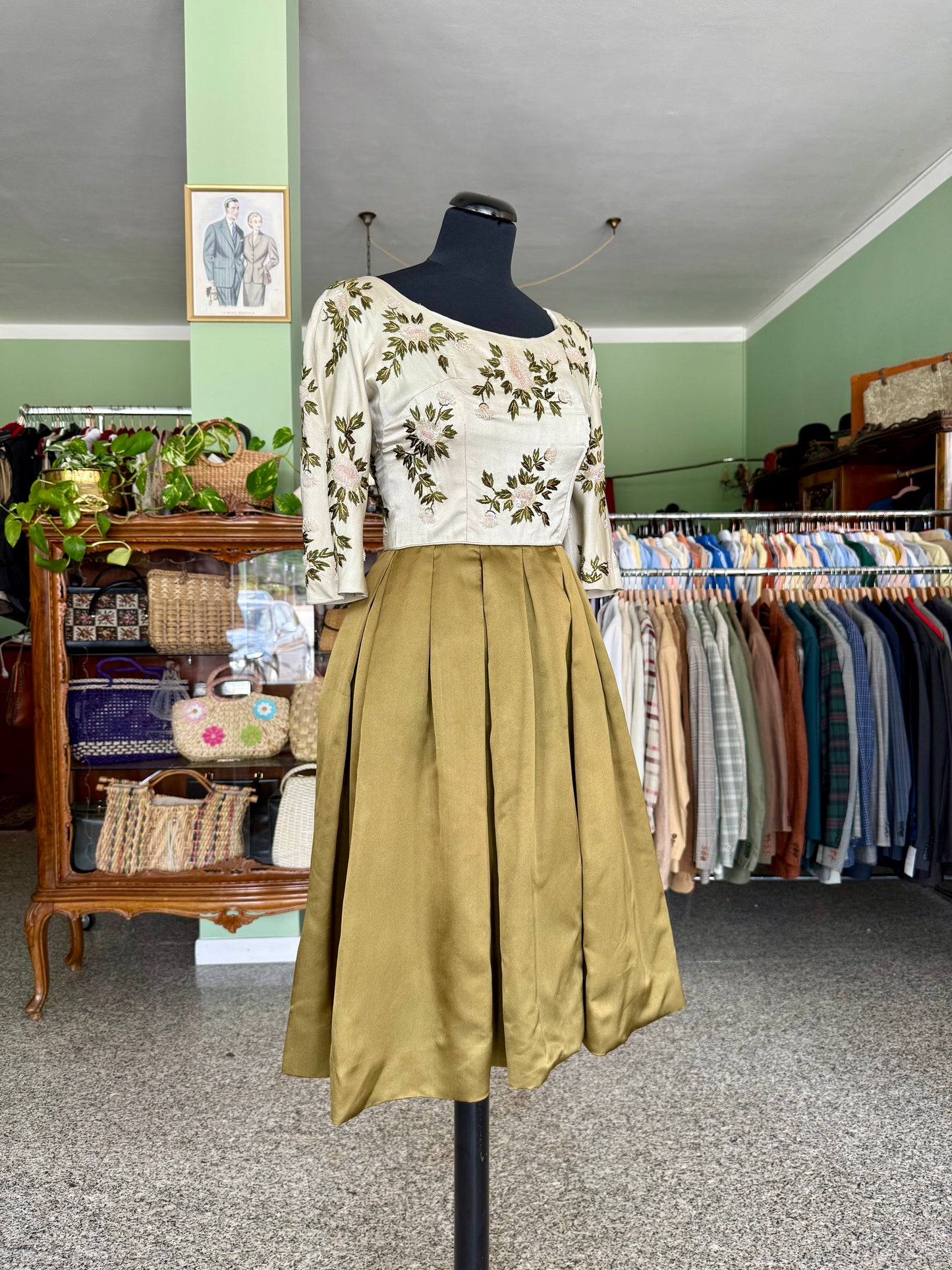 Abito anni ’50 in pura seta con ricamo floreale e decoro di perline - TG. 38