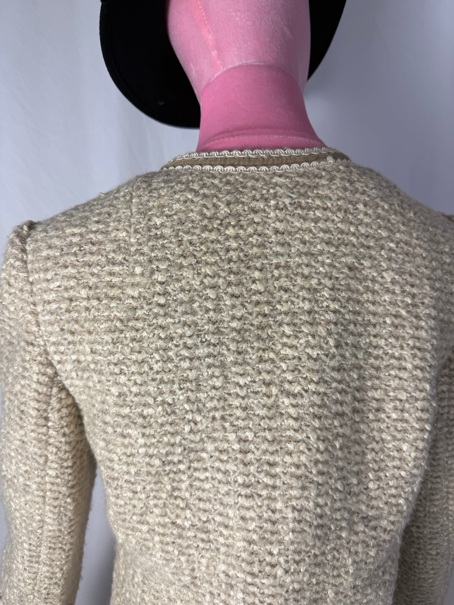 Giacca anni ‘60 in bouclé di lana crema con profili – TG. 38/40